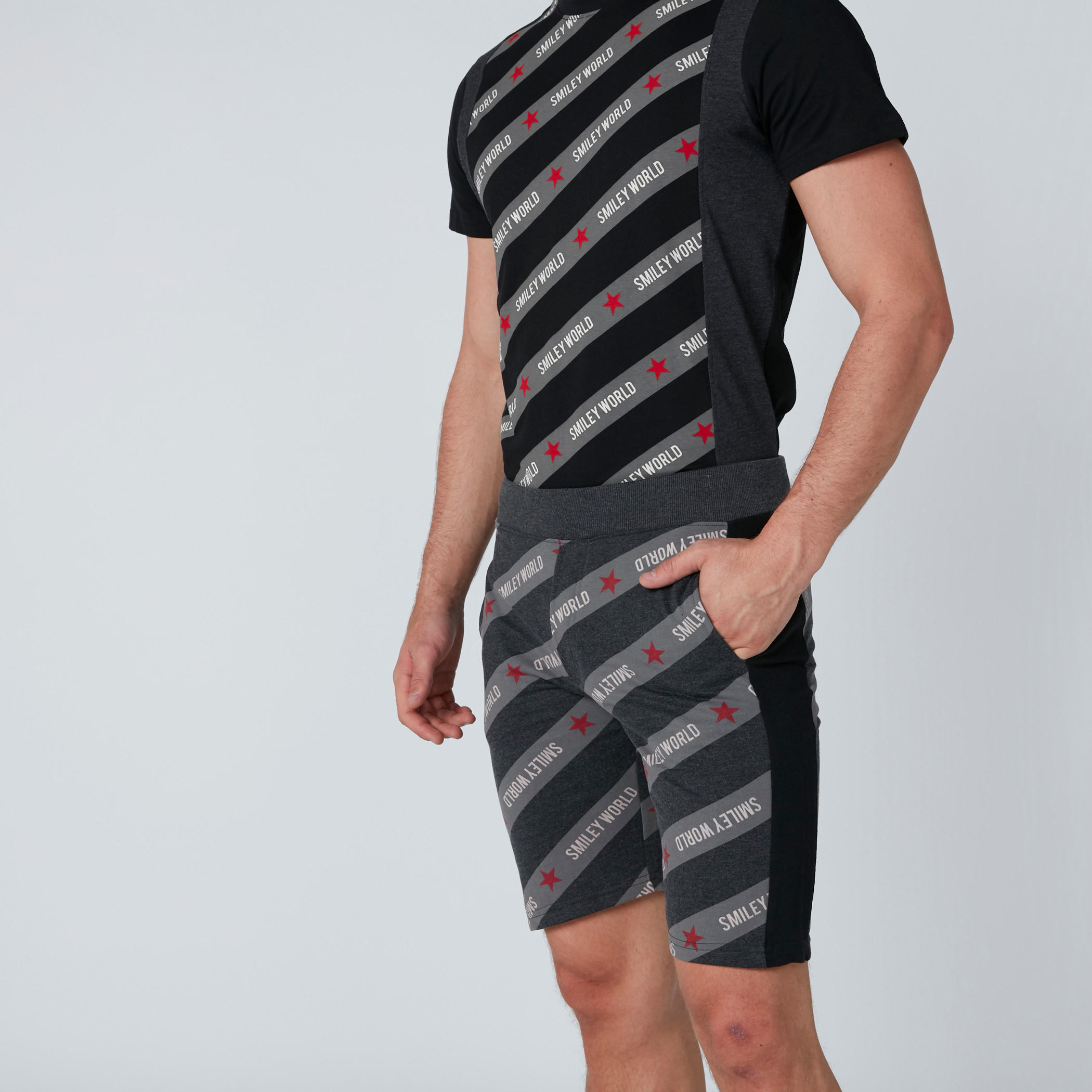 شورت بخصر مطاطي وطبعات سمايلي وورلد-men-clothing-bottoms-shorts-image-3