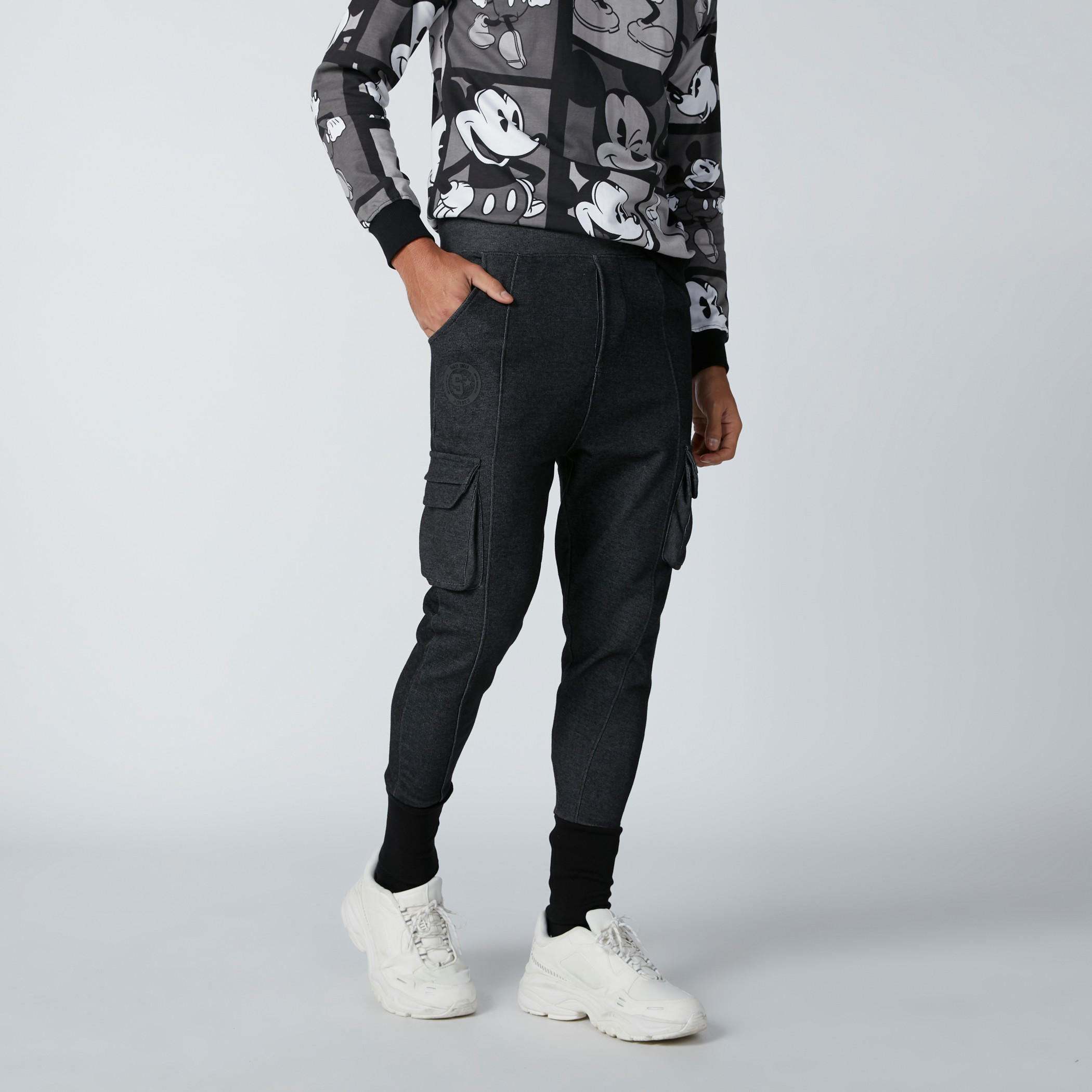 بنطال رياضي بأساور مطاطّي وجيوب من سمايلي وورلد-men-clothing-bottoms-joggers-image-3