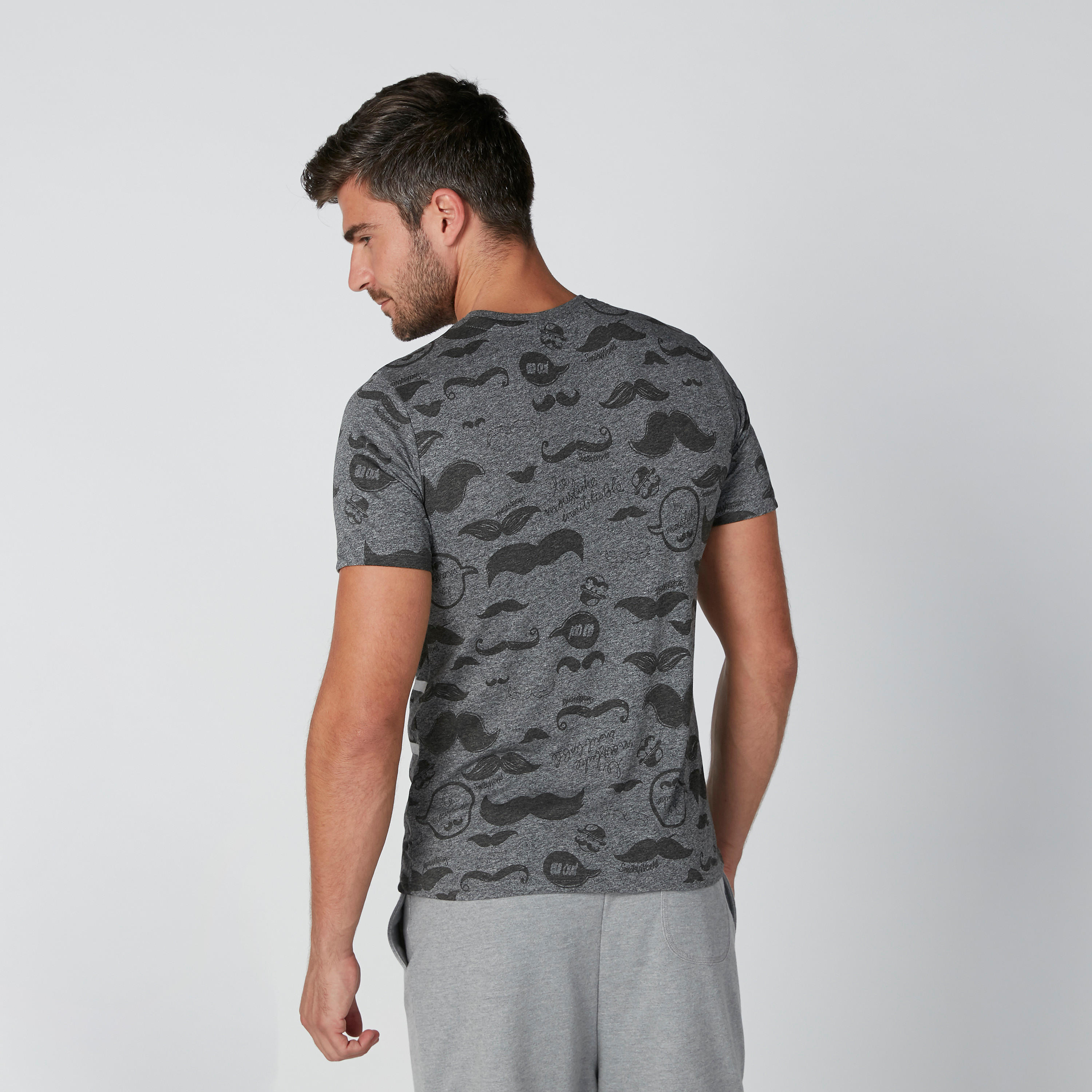 تيشيرت بياقة ضيّقة وأكمام قصيرة وطبعات سمايلي وورلد-men-clothing-tshirtsandpolos-tshirts-image-2