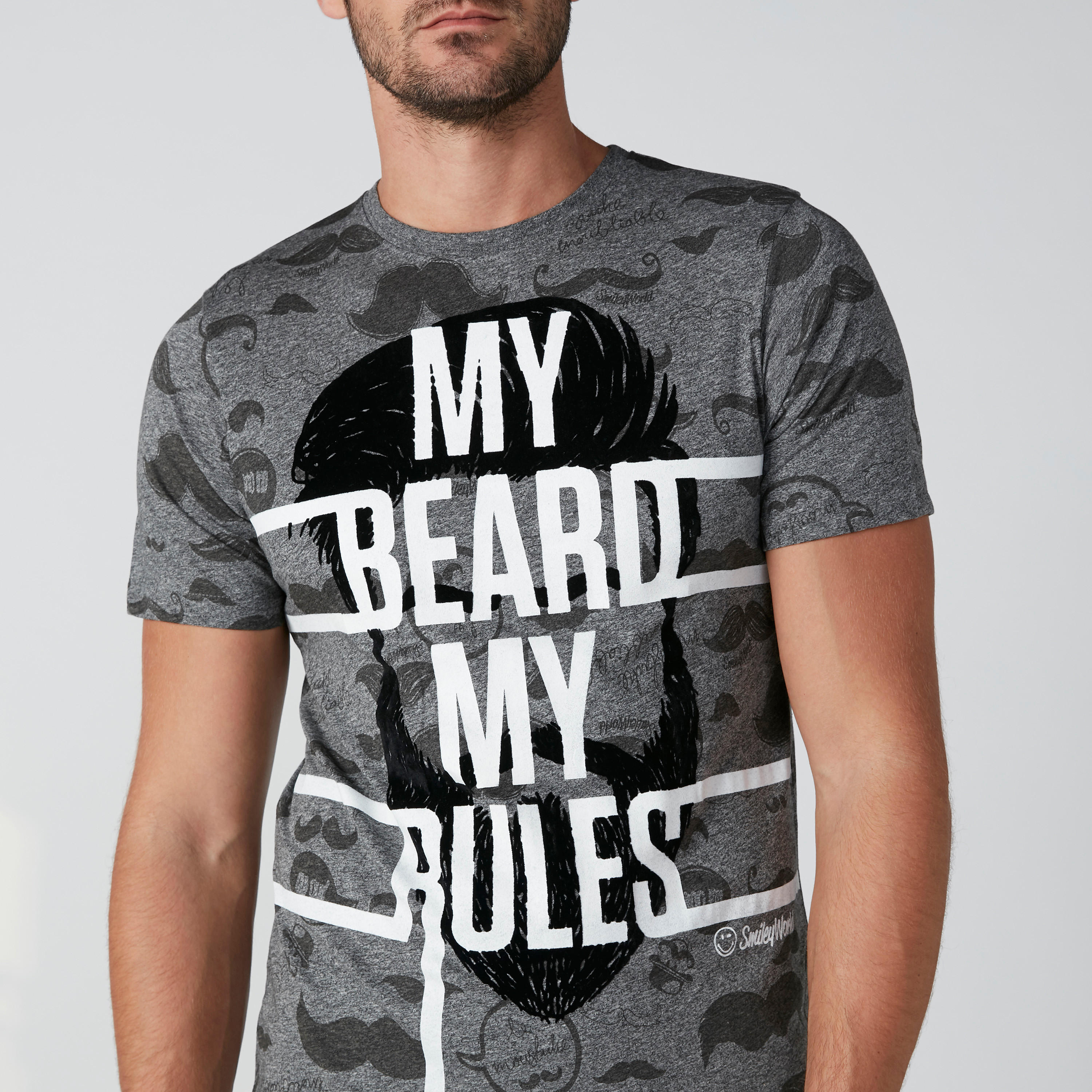 تيشيرت بياقة ضيّقة وأكمام قصيرة وطبعات سمايلي وورلد-men-clothing-tshirtsandpolos-tshirts-image-4