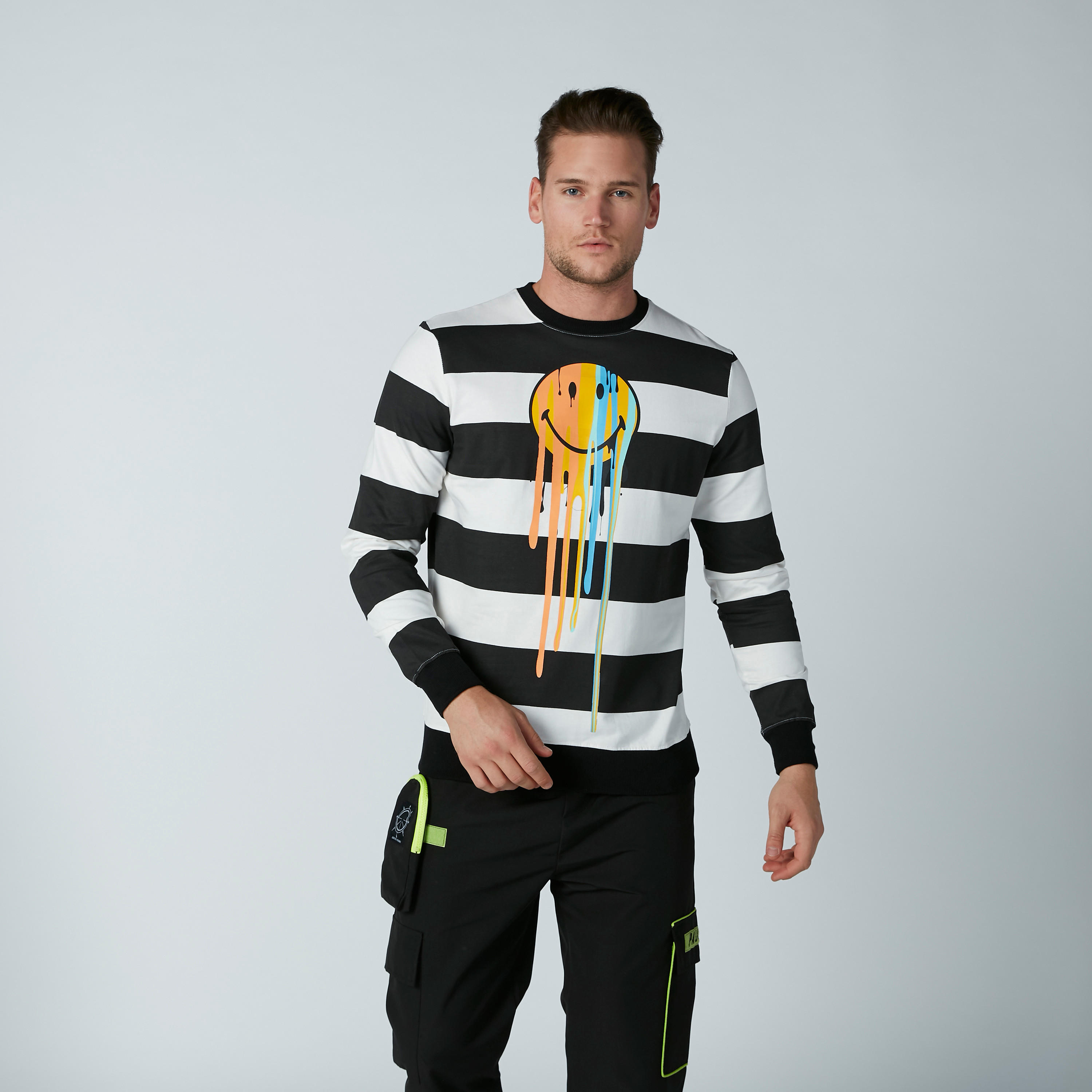 سويت شيرت مقلم بأكمام طويلة سمايلي وورلد-men-winterwear-hoodiesandsweatshirts-image-2