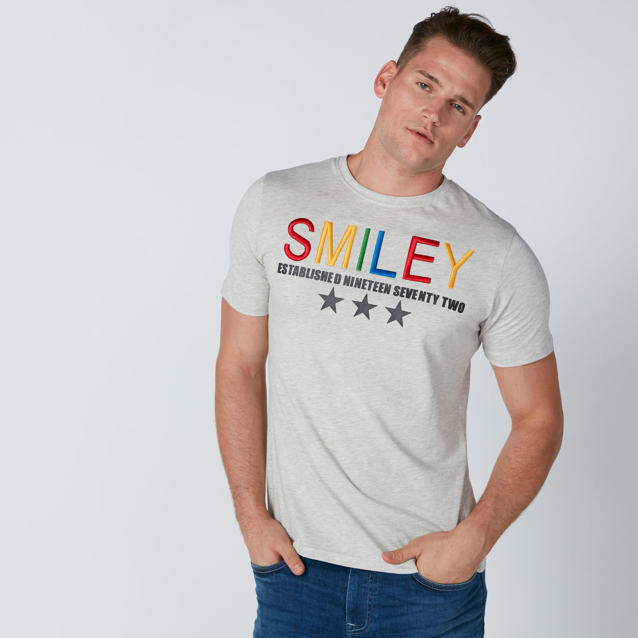 تيشيرت مطرز بياقة ضيّقة من سمايلي وورلد-men-clothing-tshirtsandpolos-tshirts-image-3