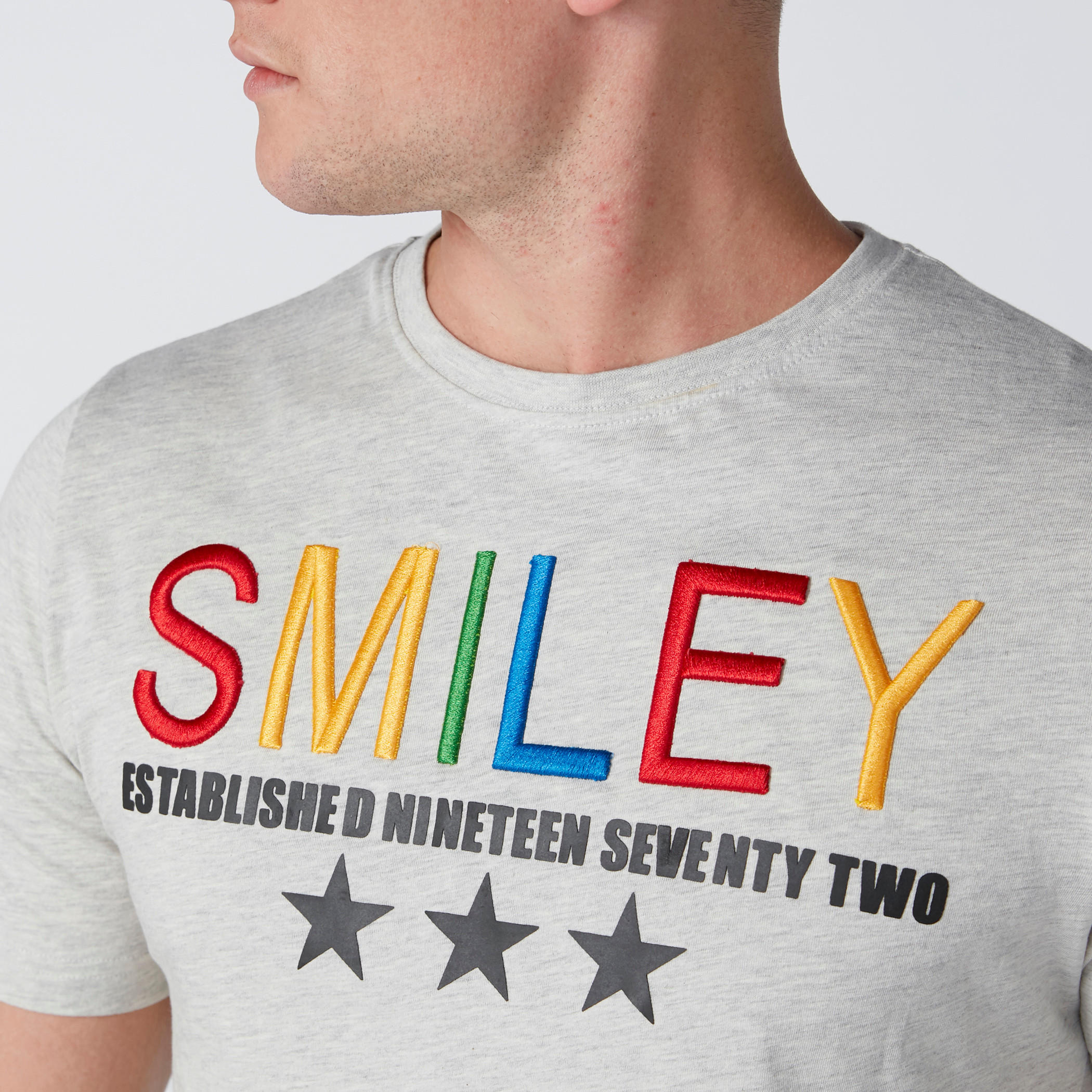 تيشيرت مطرز بياقة ضيّقة من سمايلي وورلد-men-clothing-tshirtsandpolos-tshirts-image-4