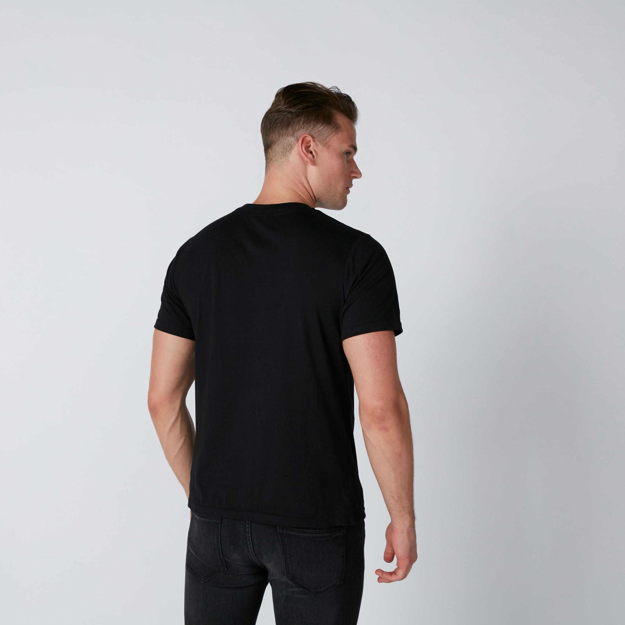 تيشيرت مطرز بياقة ضيّقة وأكمام قصيرة سمايلي وورلد-men-clothing-tshirtsandpolos-tshirts-image-2