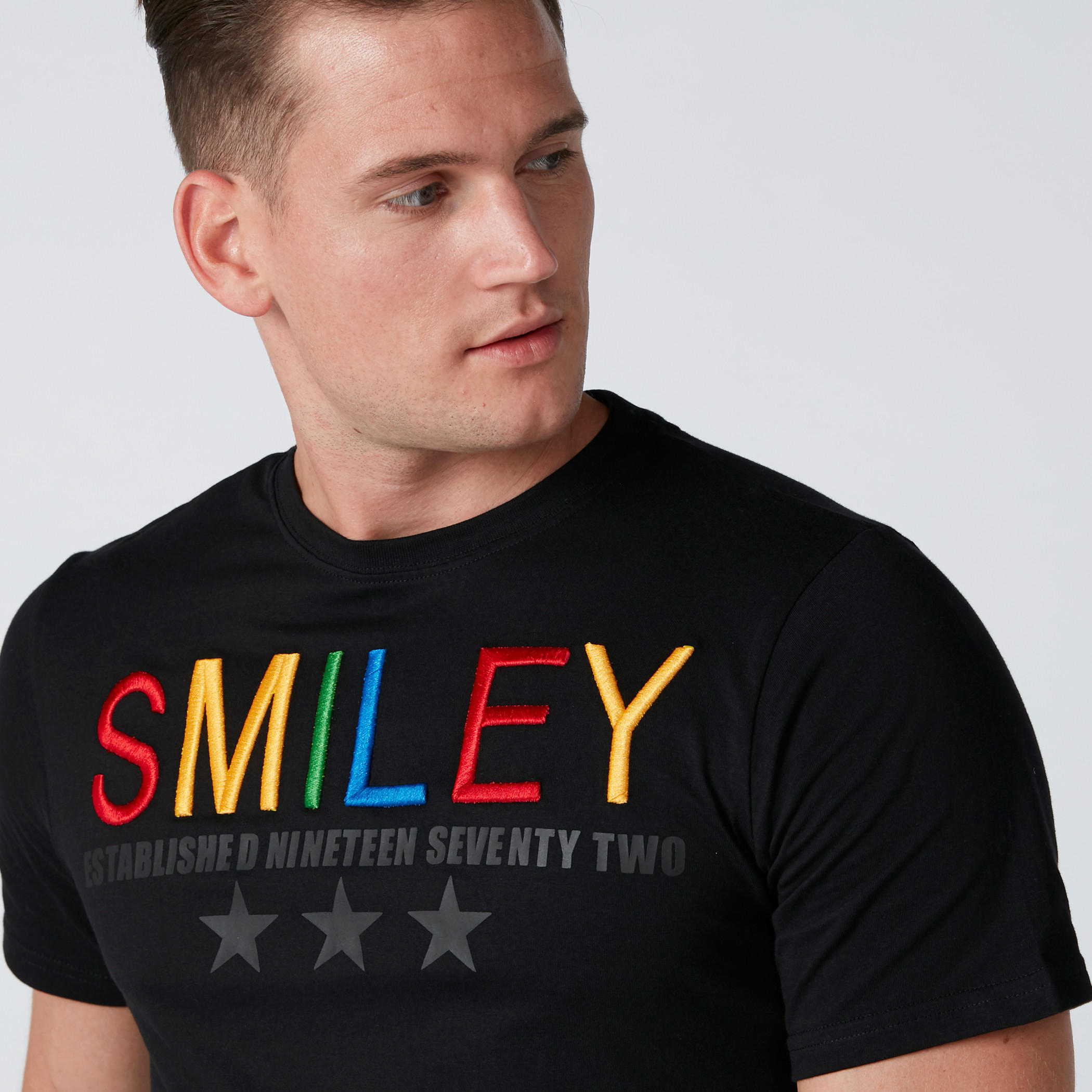 تيشيرت مطرز بياقة ضيّقة وأكمام قصيرة سمايلي وورلد-men-clothing-tshirtsandpolos-tshirts-image-4