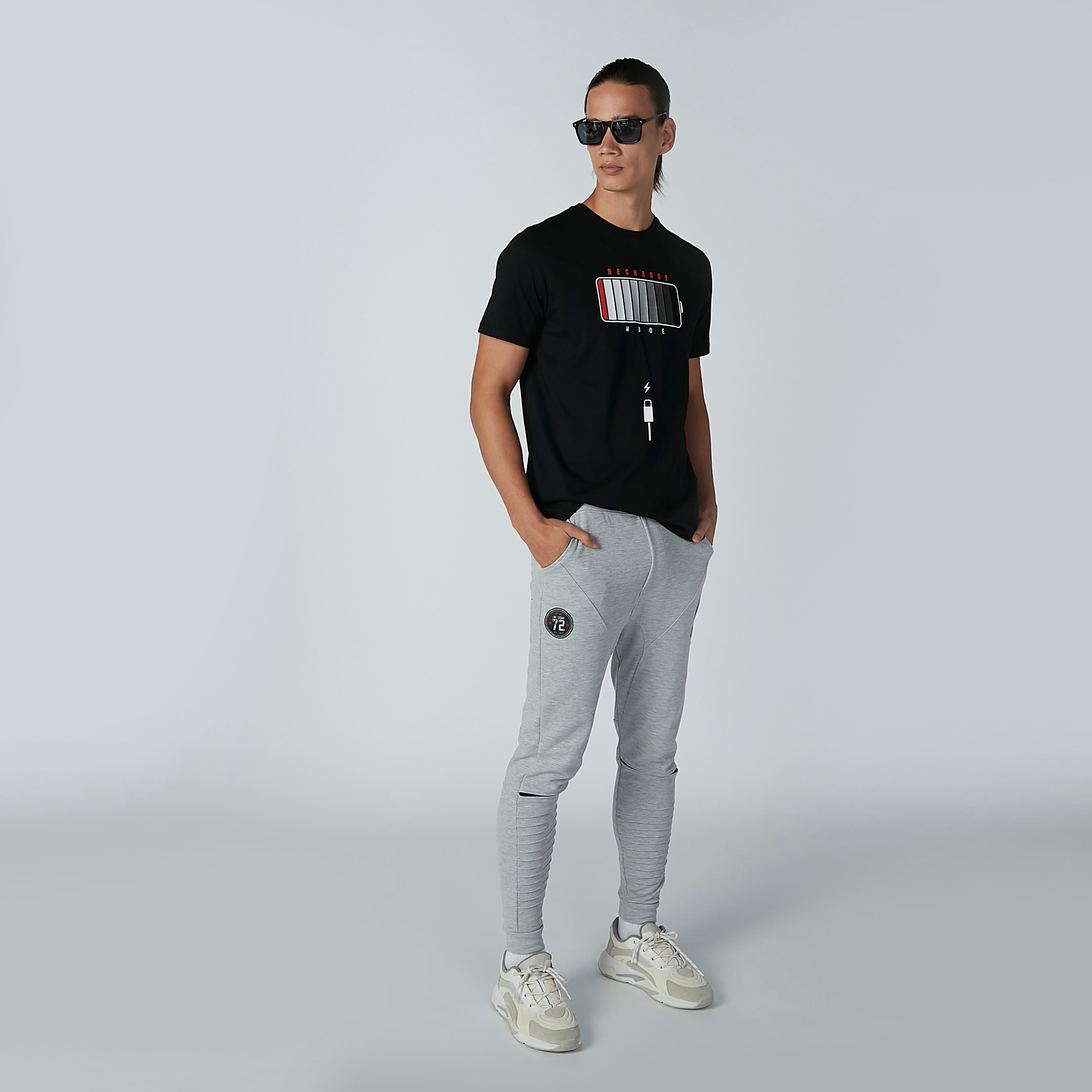 بنطال طويل بقصّة سليم وجيوب من سمايلي وورلد-men-clothing-bottoms-joggers-image-2