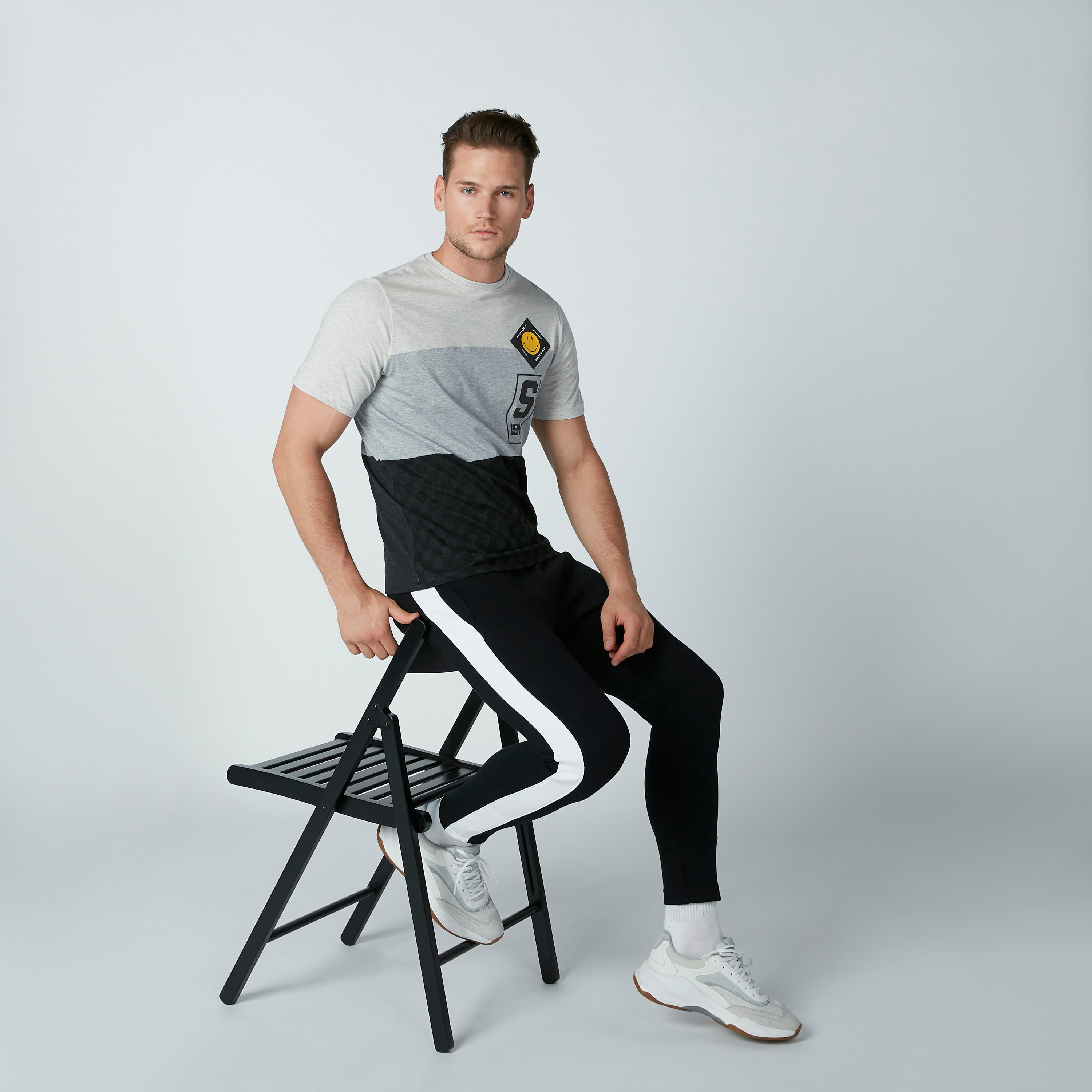 تيشيرت بياقة ضيّقة وأكمام قصيرة وطبعات سمايلي وورلد-men-clothing-tshirtsandpolos-tshirts-image-1