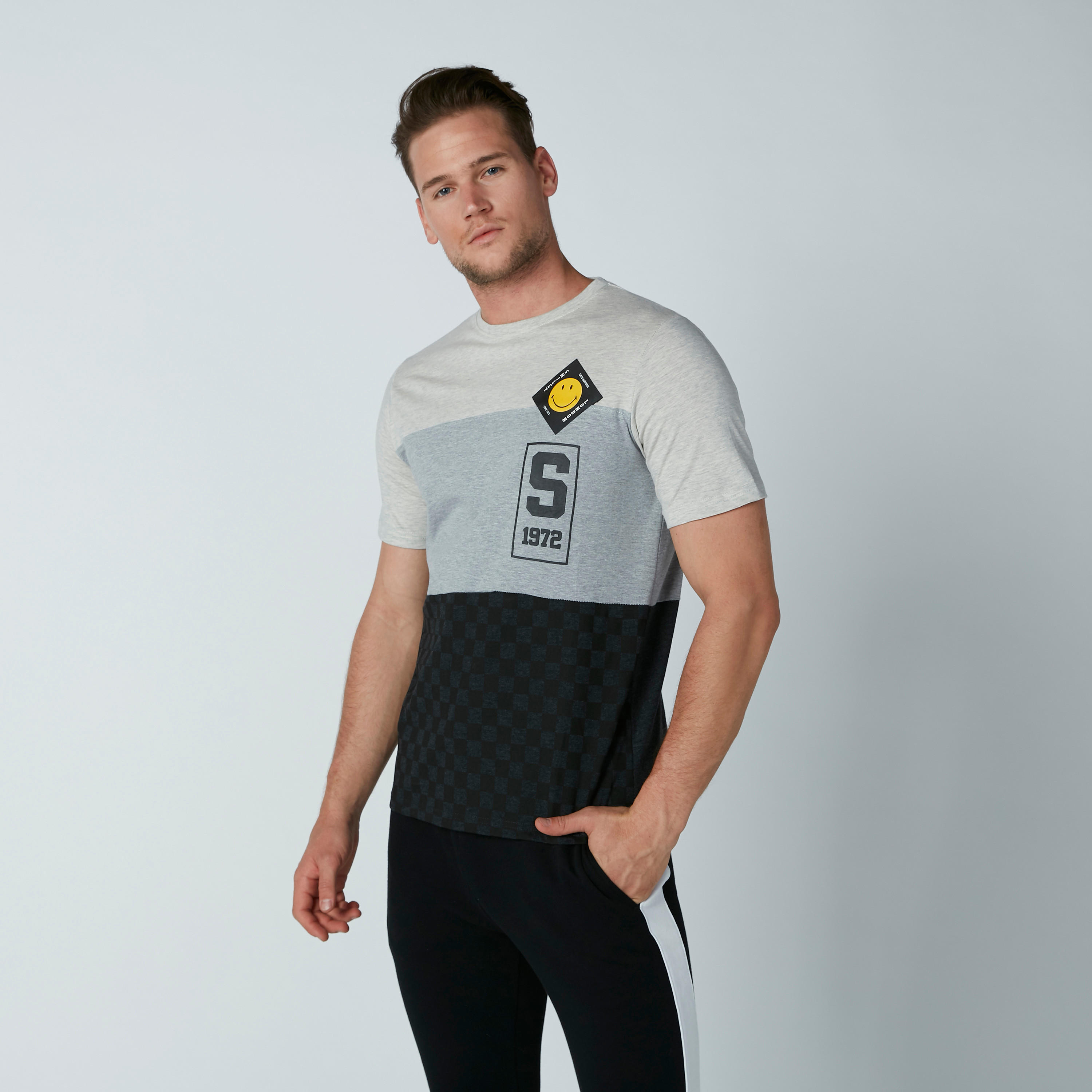 تيشيرت بياقة ضيّقة وأكمام قصيرة وطبعات سمايلي وورلد-men-clothing-tshirtsandpolos-tshirts-image-2