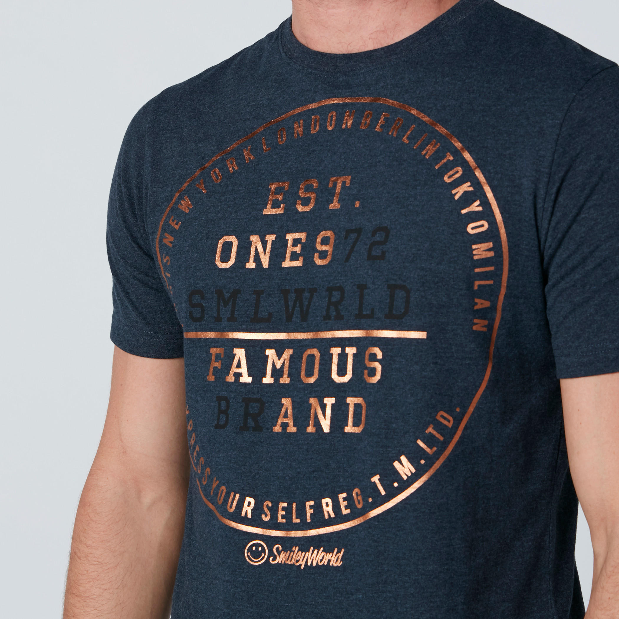 تيشيرت بياقة ضيّقة وأكمام قصيرة وطبعات سمايلي وورلد-men-clothing-tshirtsandpolos-tshirts-image-4