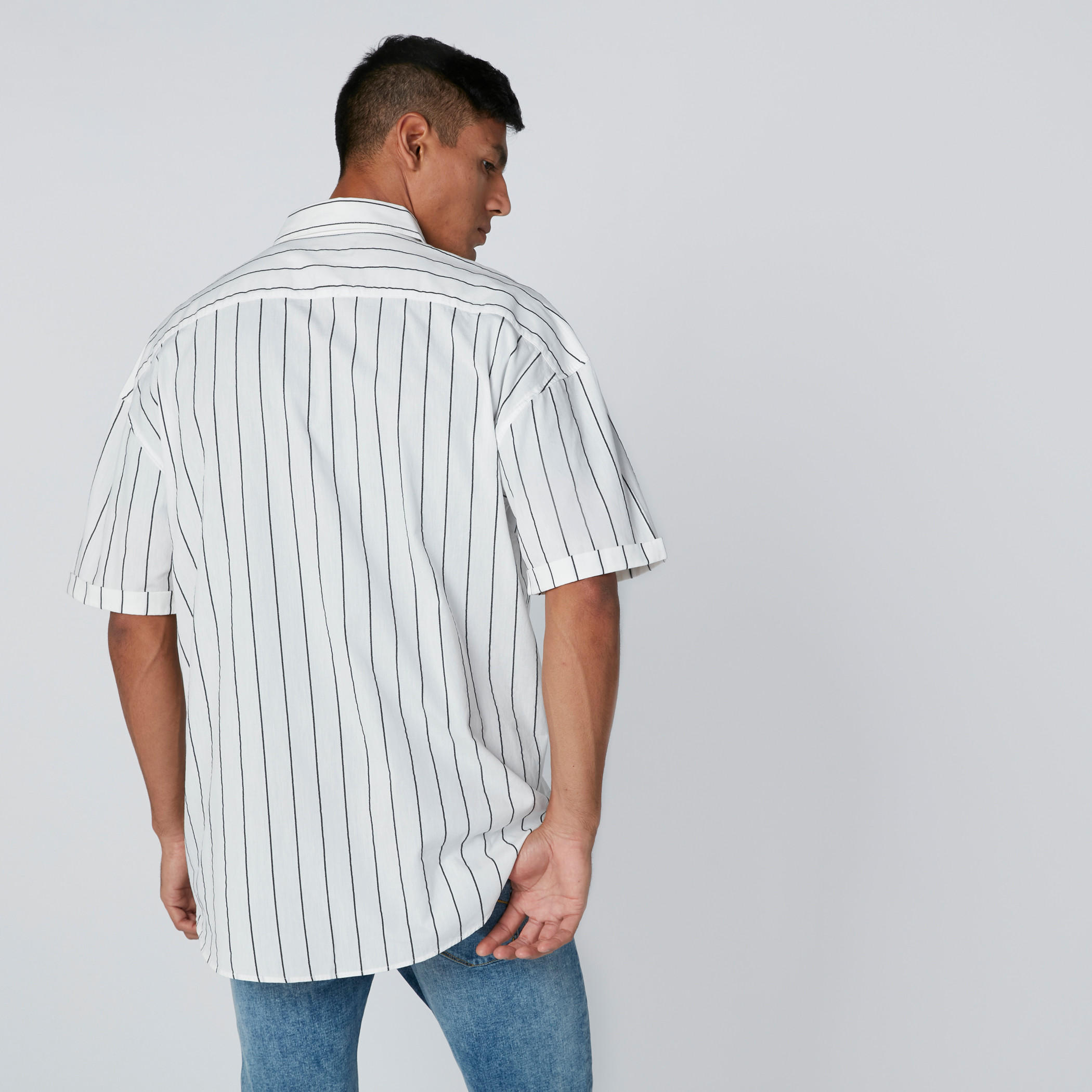 قميص مقلّم بجيب وأزرار من سمايلي وورلد-men-clothing-tshirtsandpolos-tshirts-image-3