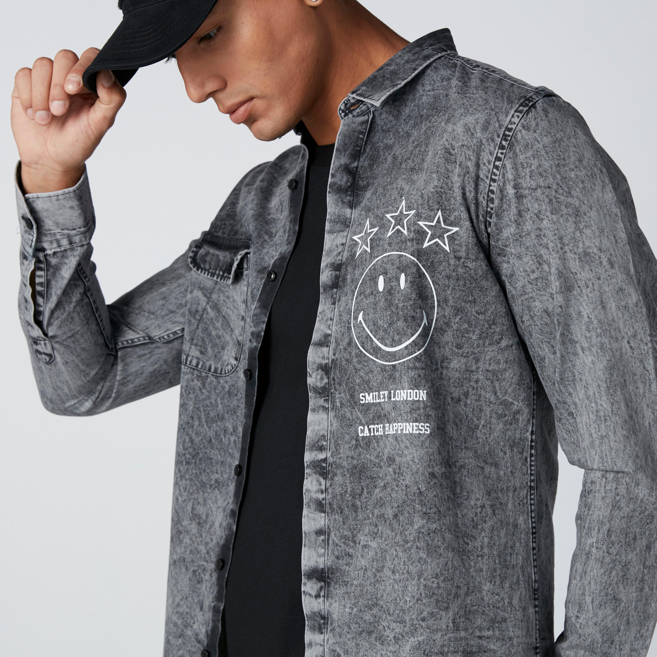 قميص دينم بجيوب وطبعات سمايلي وورلد-men-clothing-shirts-image-1
