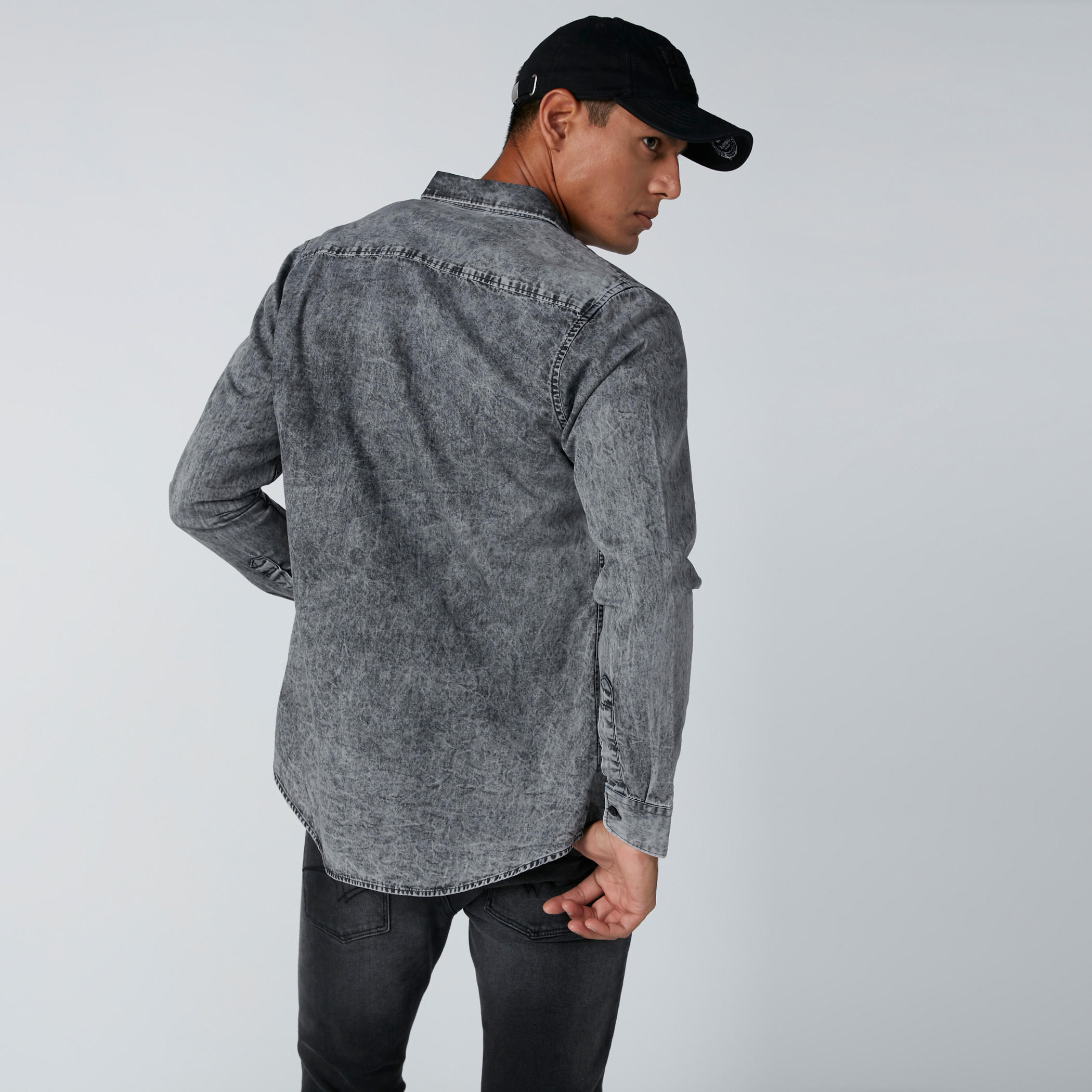 قميص دينم بجيوب وطبعات سمايلي وورلد-men-clothing-shirts-image-2