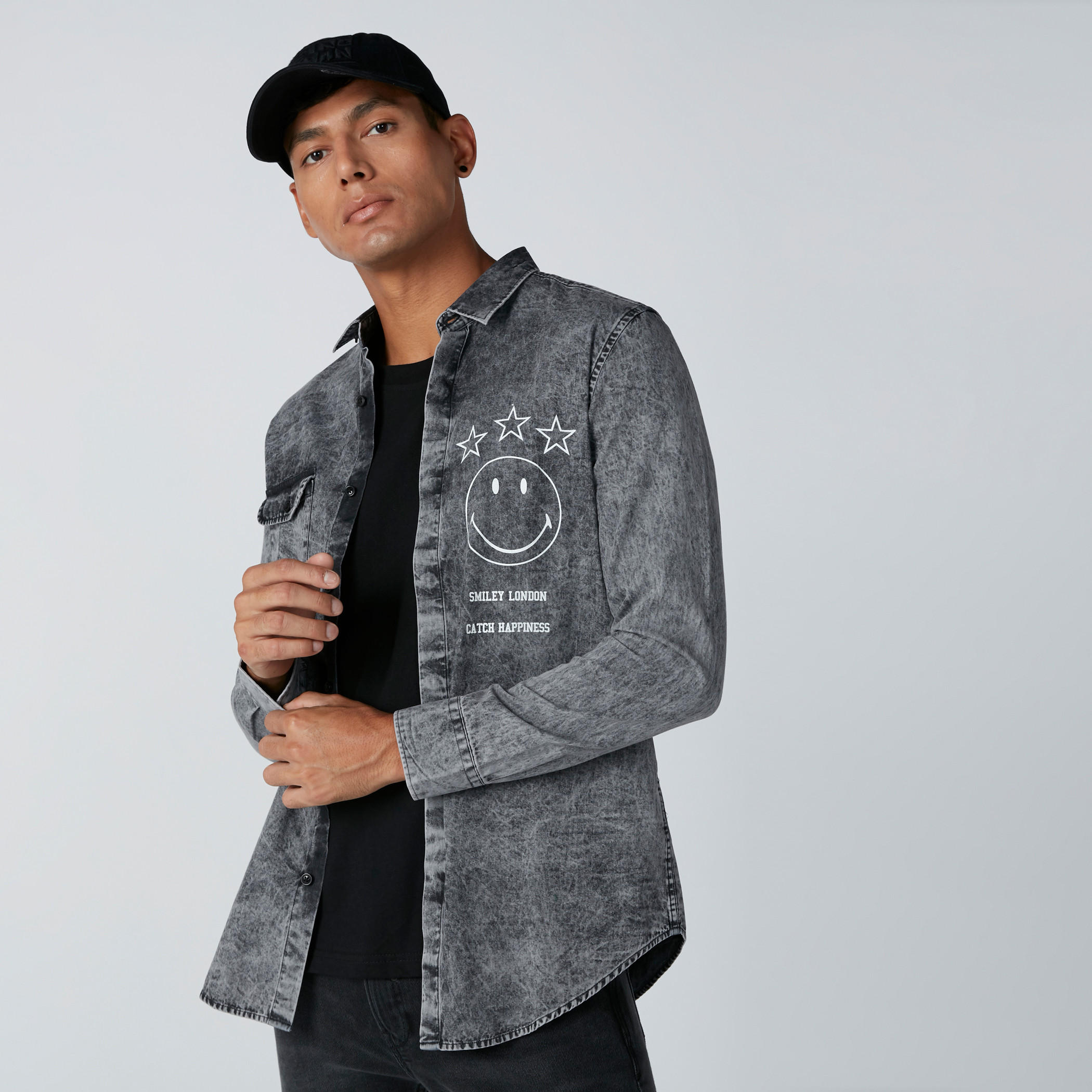 قميص دينم بجيوب وطبعات سمايلي وورلد-men-clothing-shirts-image-3