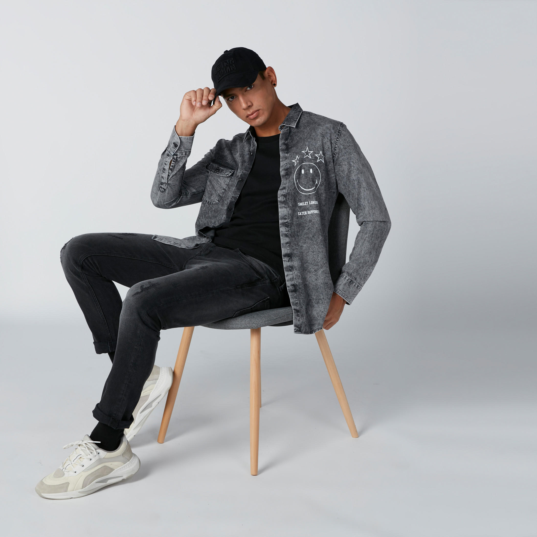 قميص دينم بجيوب وطبعات سمايلي وورلد-men-clothing-shirts-image-4