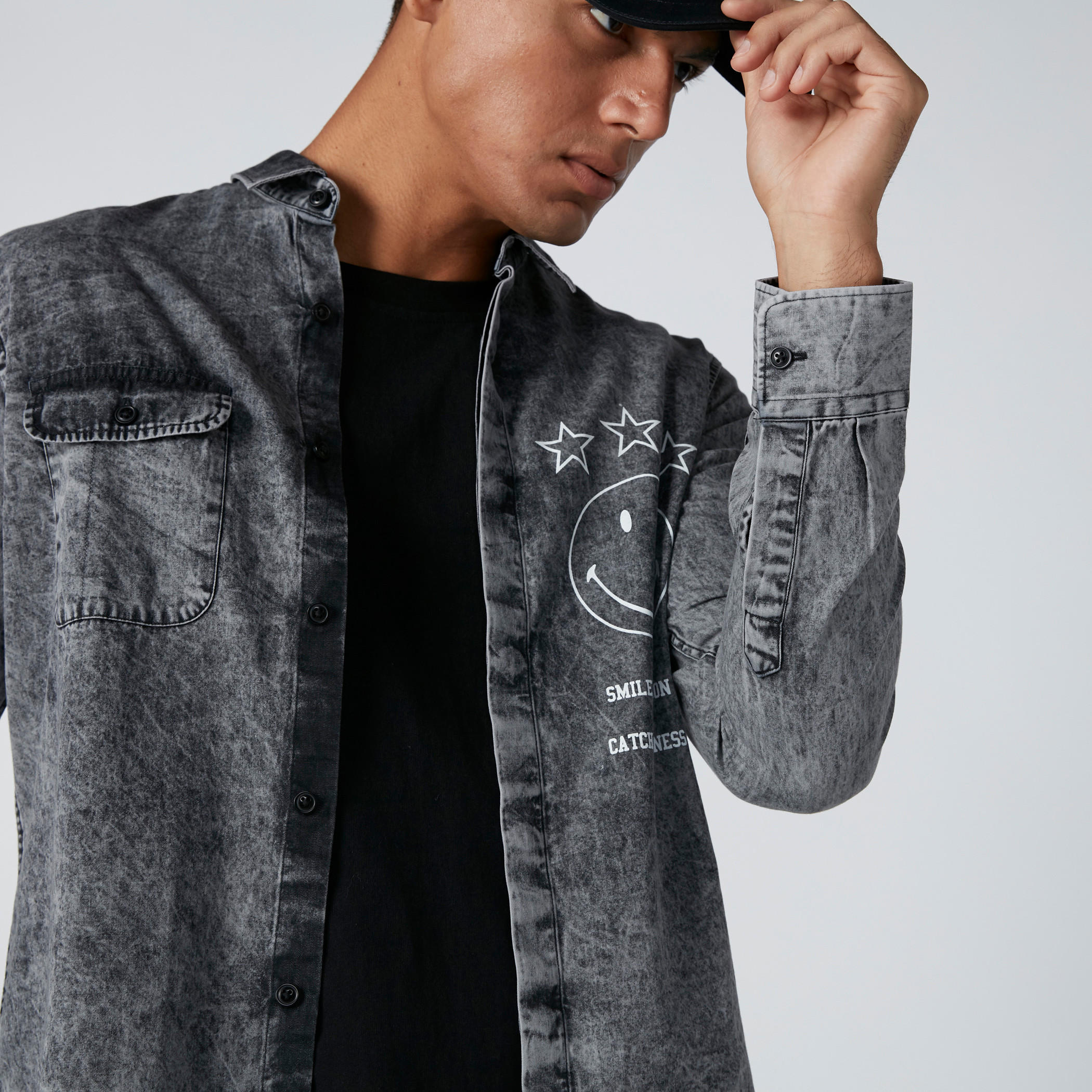 قميص دينم بجيوب وطبعات سمايلي وورلد-men-clothing-shirts-image-5