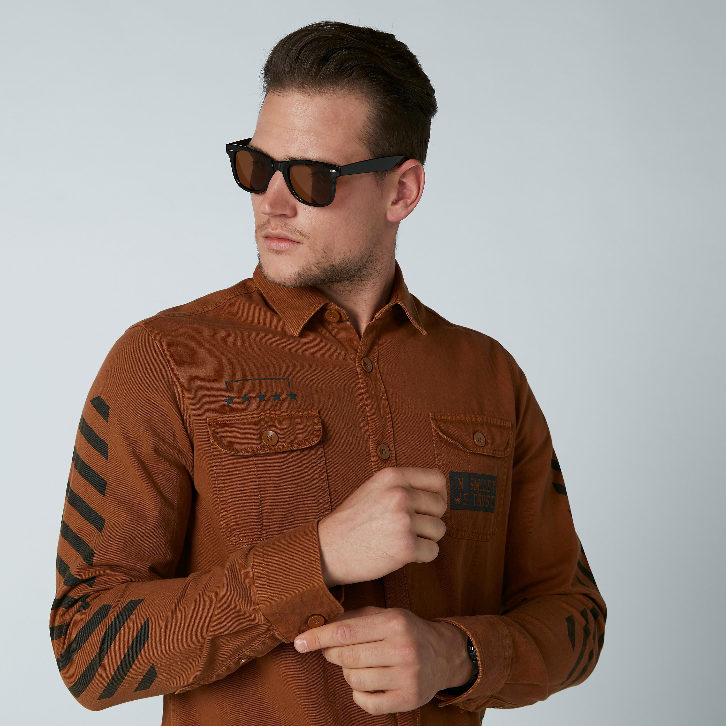قميص بأكمام طويلة وجيوب وطبعات سمايلي وورلد-men-clothing-shirts-image-1