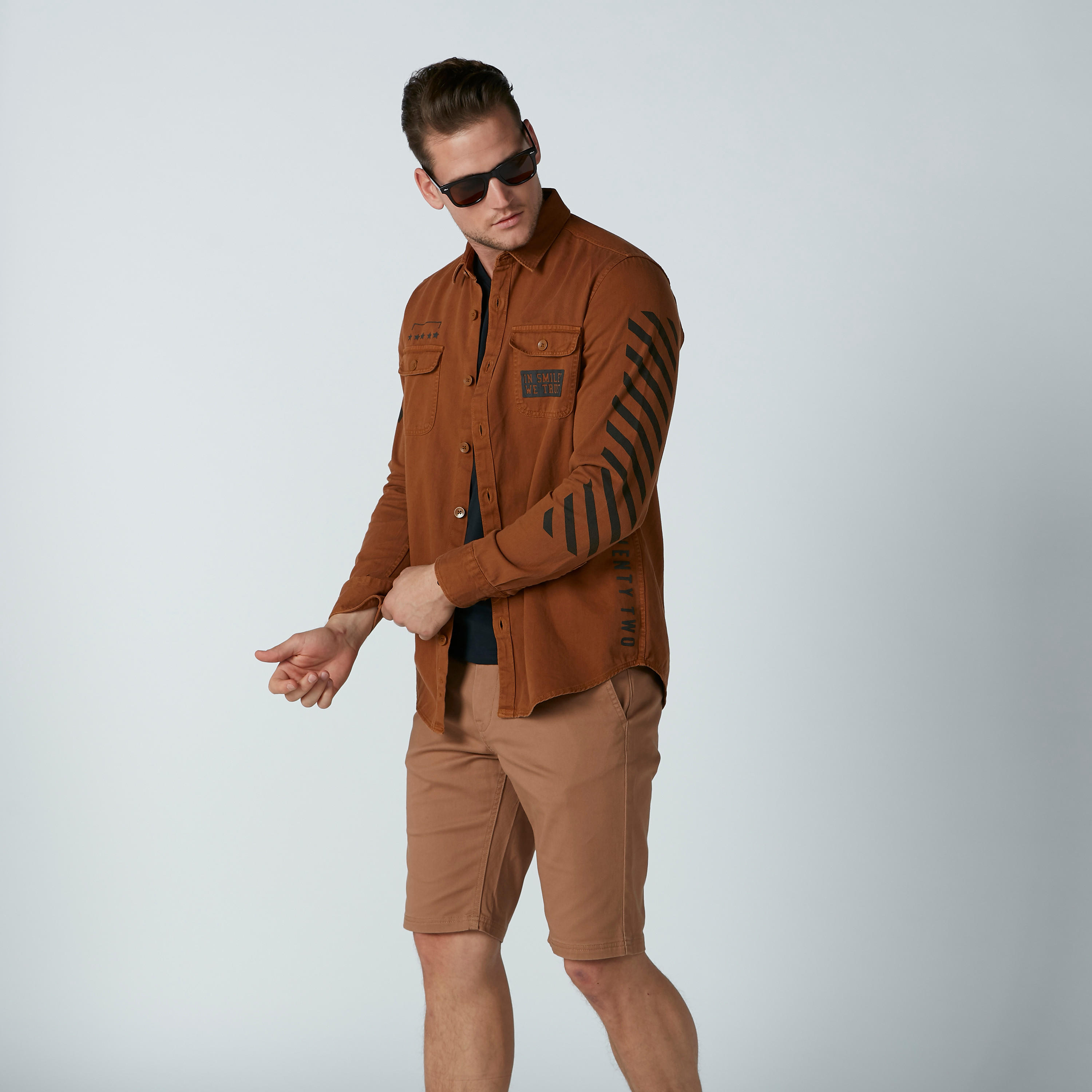قميص بأكمام طويلة وجيوب وطبعات سمايلي وورلد-men-clothing-shirts-image-2