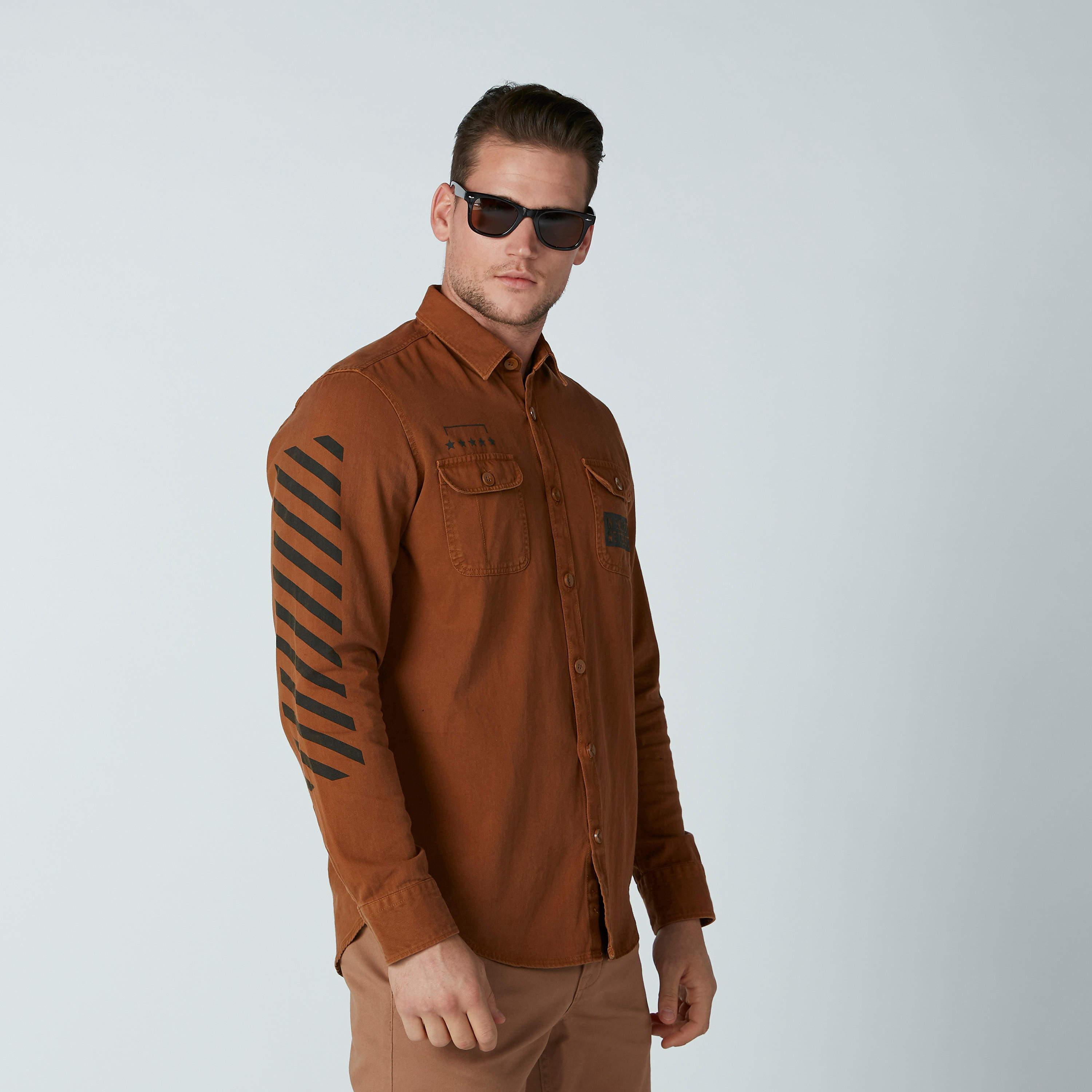 قميص بأكمام طويلة وجيوب وطبعات سمايلي وورلد-men-clothing-shirts-image-3