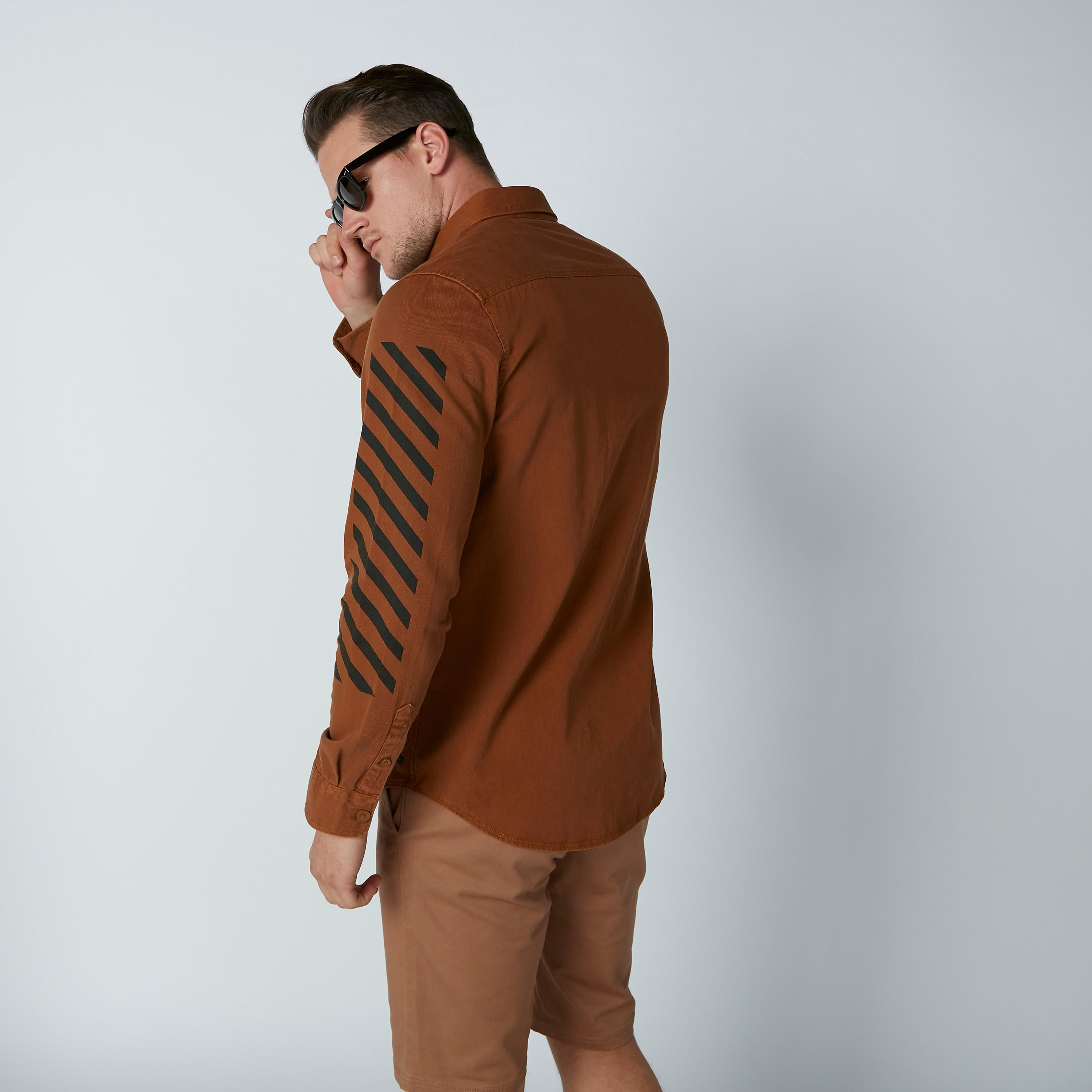 قميص بأكمام طويلة وجيوب وطبعات سمايلي وورلد-men-clothing-shirts-image-4