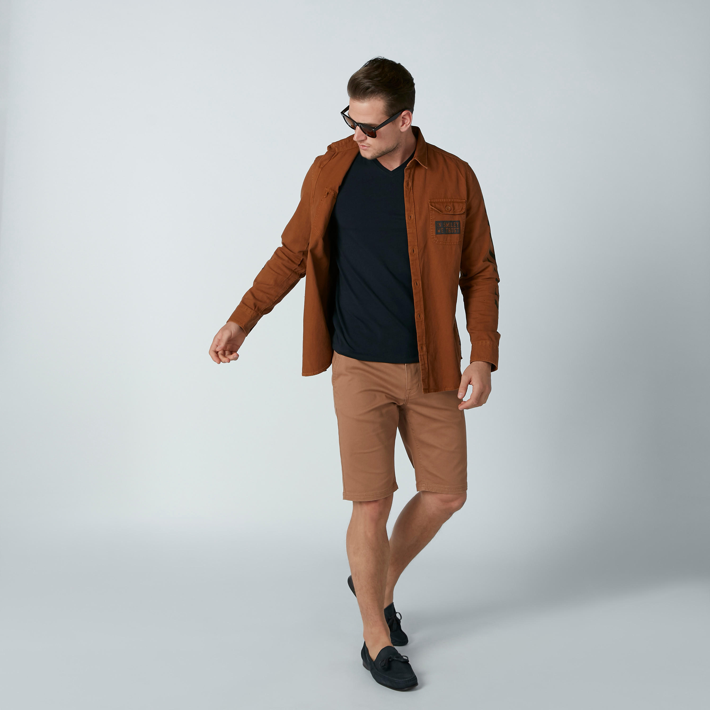 قميص بأكمام طويلة وجيوب وطبعات سمايلي وورلد-men-clothing-shirts-image-5
