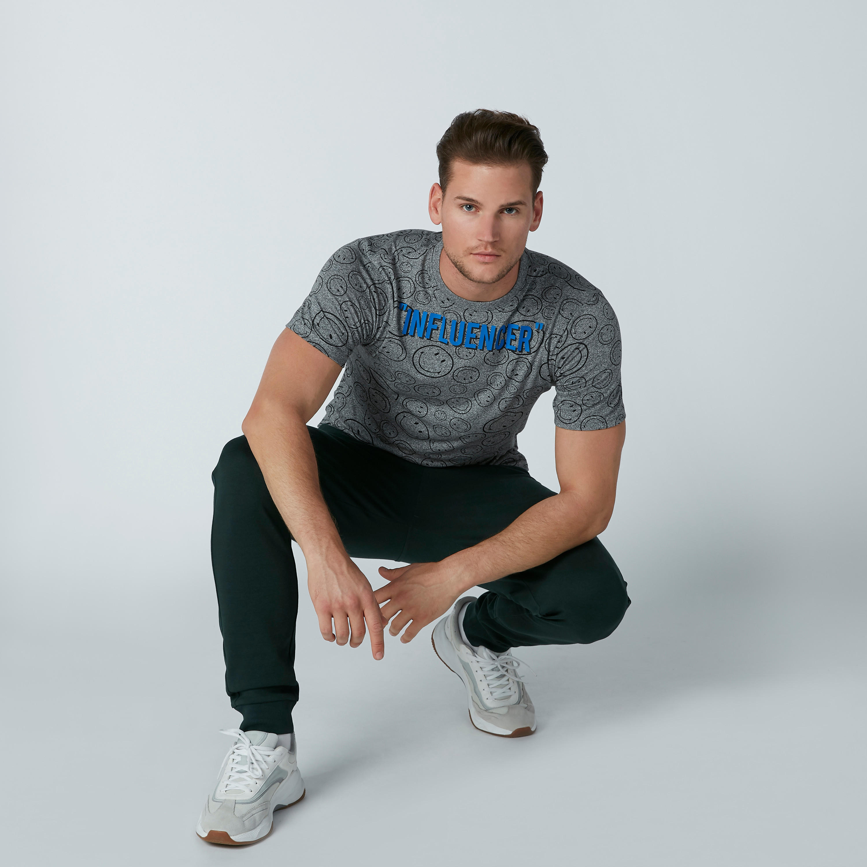 تيشيرت بياقة مستديرة وأكمام قصيرة وطبعات من سمايلي وورلد-men-clothing-tshirtsandpolos-tshirts-image-1