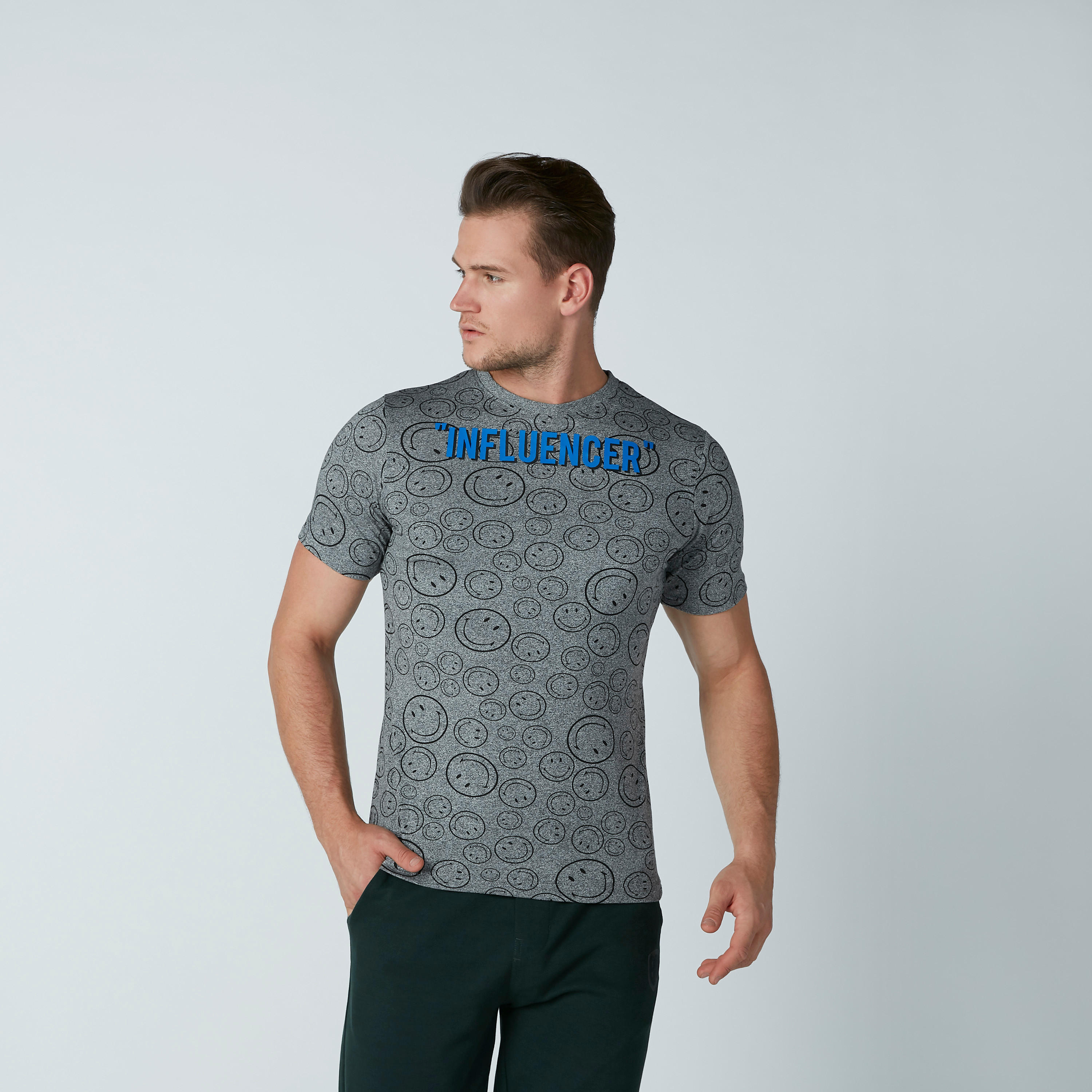 تيشيرت بياقة مستديرة وأكمام قصيرة وطبعات من سمايلي وورلد-men-clothing-tshirtsandpolos-tshirts-image-2