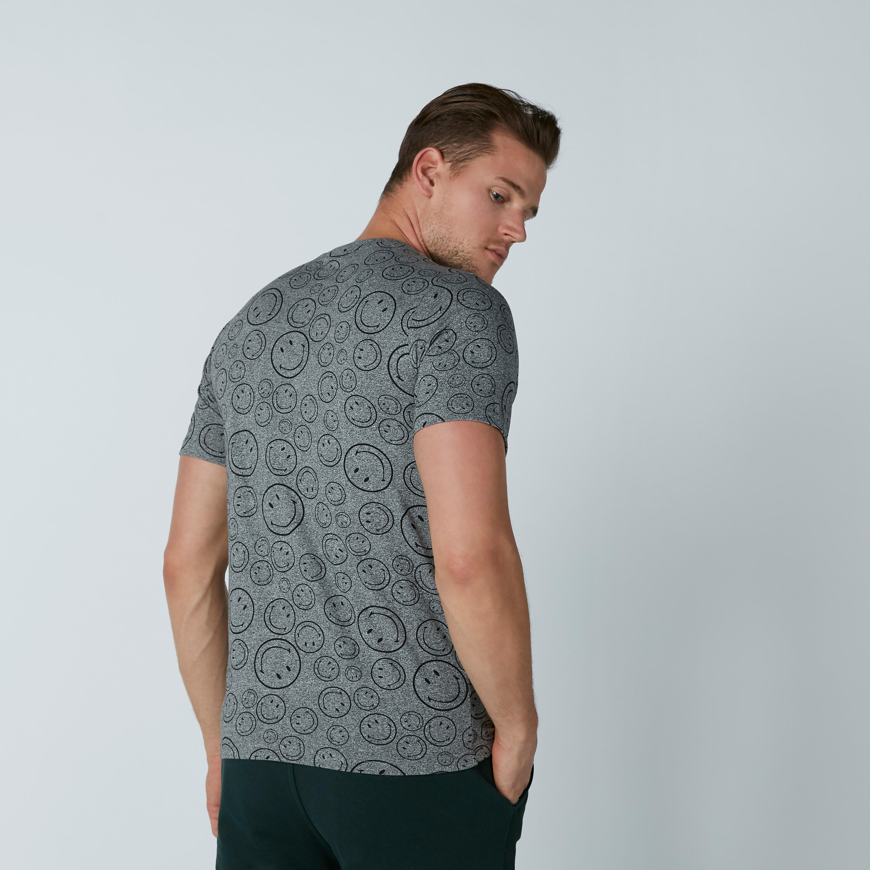 تيشيرت بياقة مستديرة وأكمام قصيرة وطبعات من سمايلي وورلد-men-clothing-tshirtsandpolos-tshirts-image-3