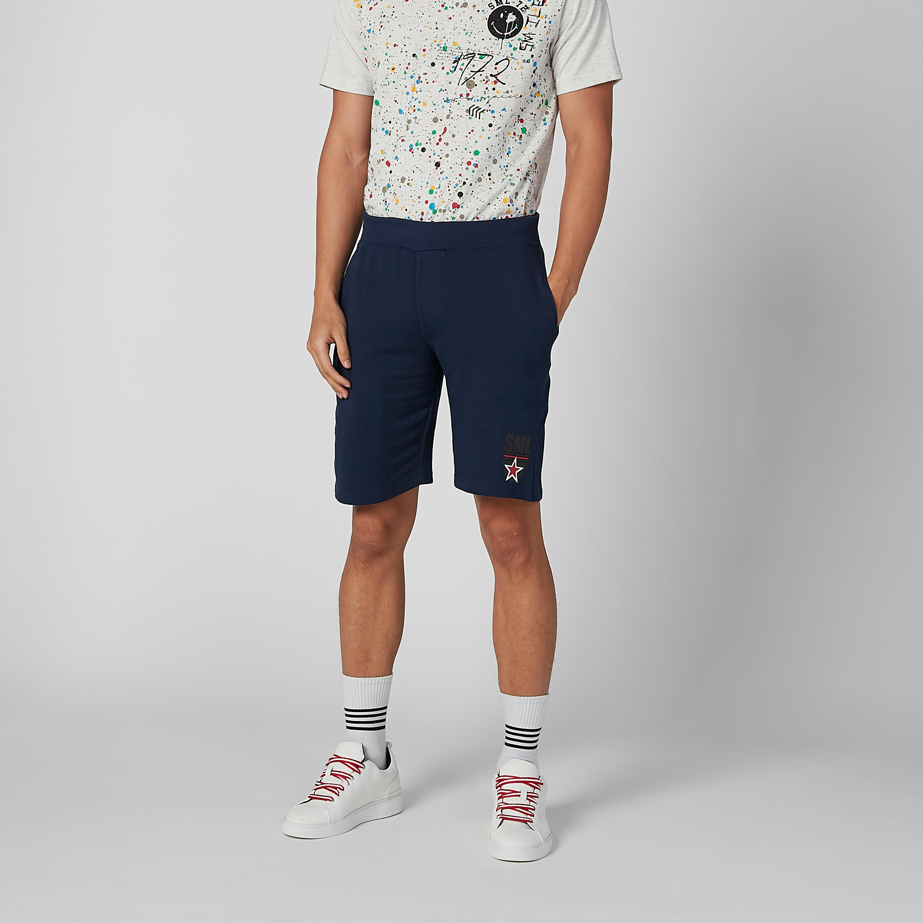 شورت بقصّة سليم وخصر متوسط الارتفاع وجيوب من سمايلي وورلد-men-clothing-bottoms-shorts-image-1