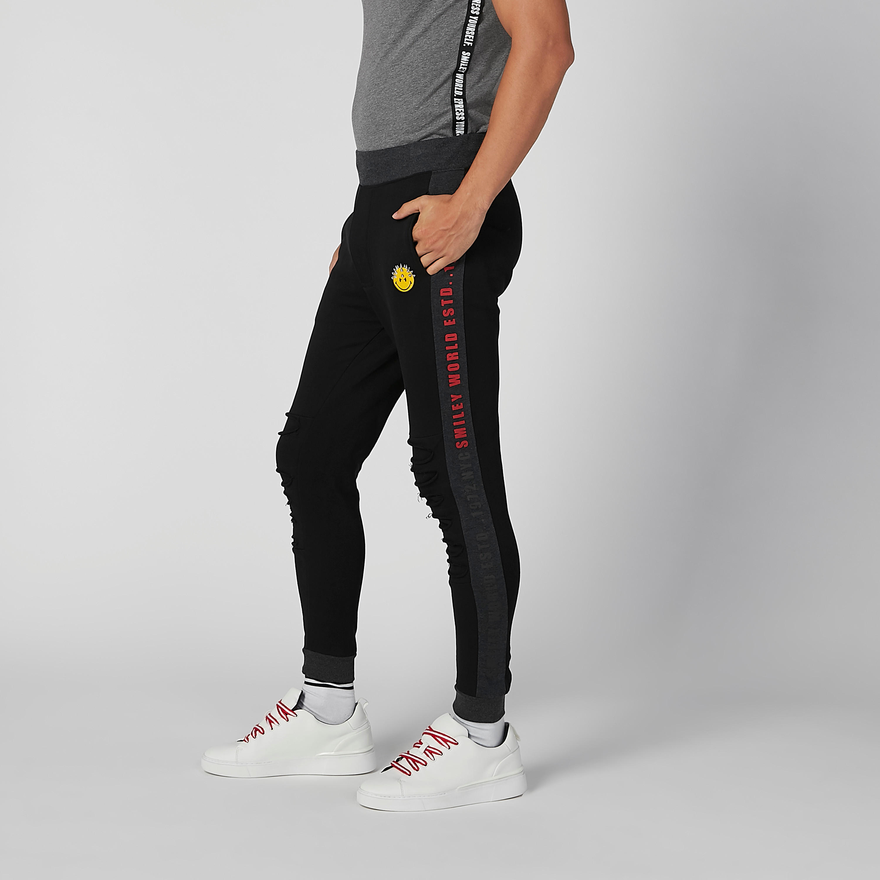 بنطال رياضي طويل بجيوب وطبعات سمايلي وورلد-men-clothing-bottoms-joggers-image-2