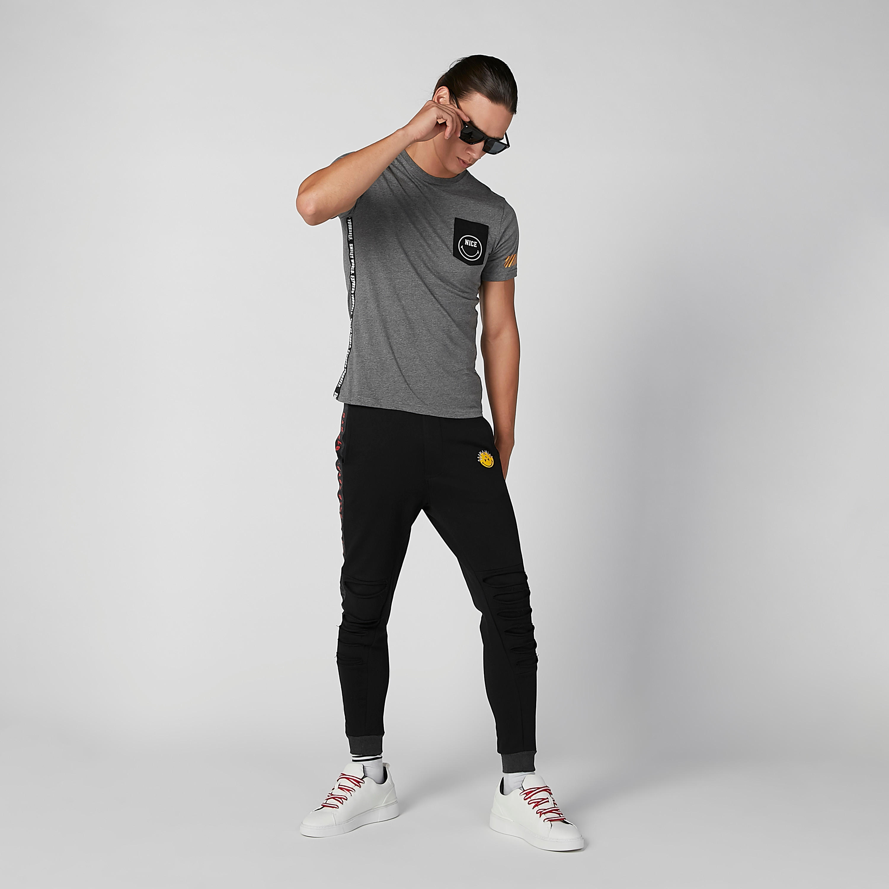 بنطال رياضي طويل بجيوب وطبعات سمايلي وورلد-men-clothing-bottoms-joggers-image-3