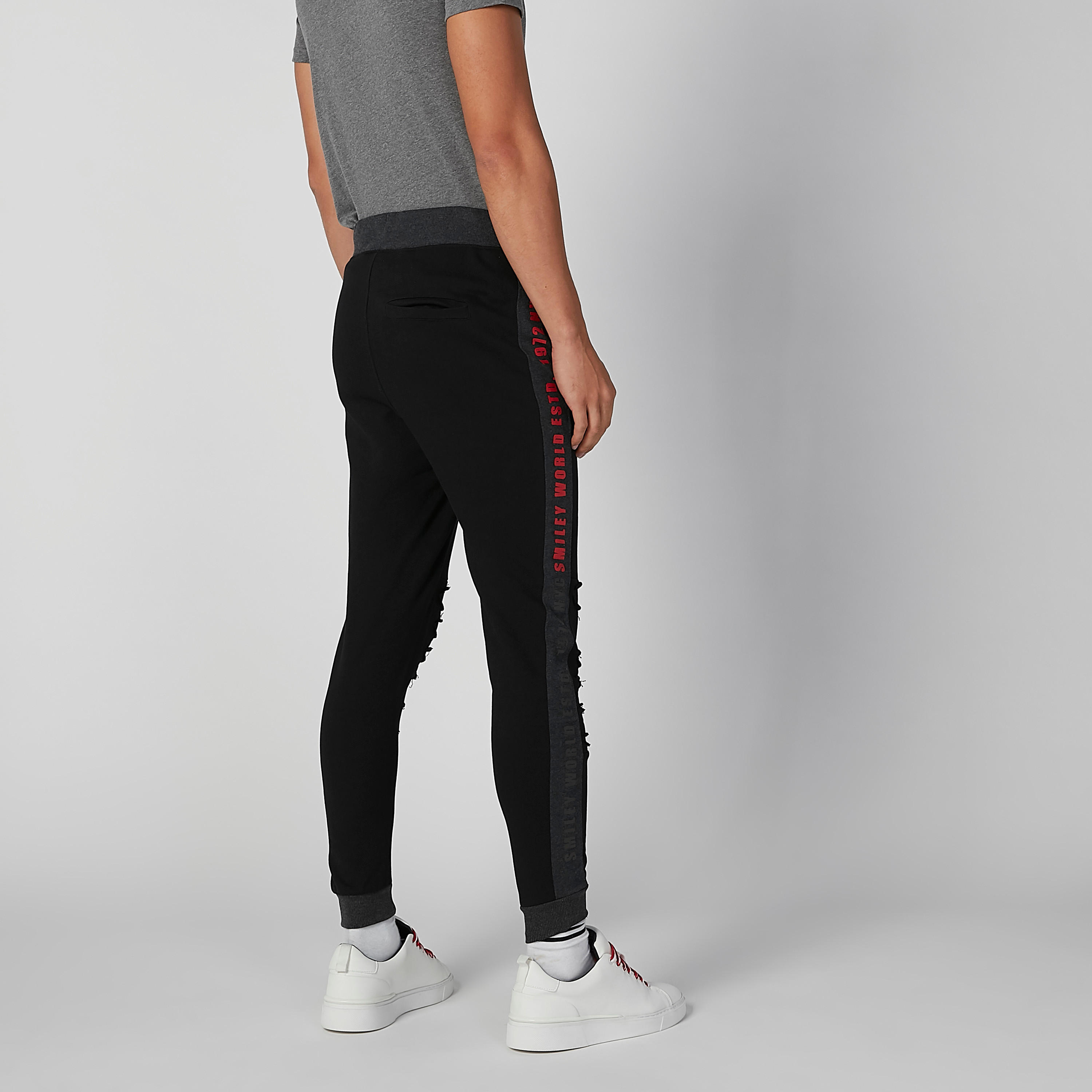 بنطال رياضي طويل بجيوب وطبعات سمايلي وورلد-men-clothing-bottoms-joggers-image-4