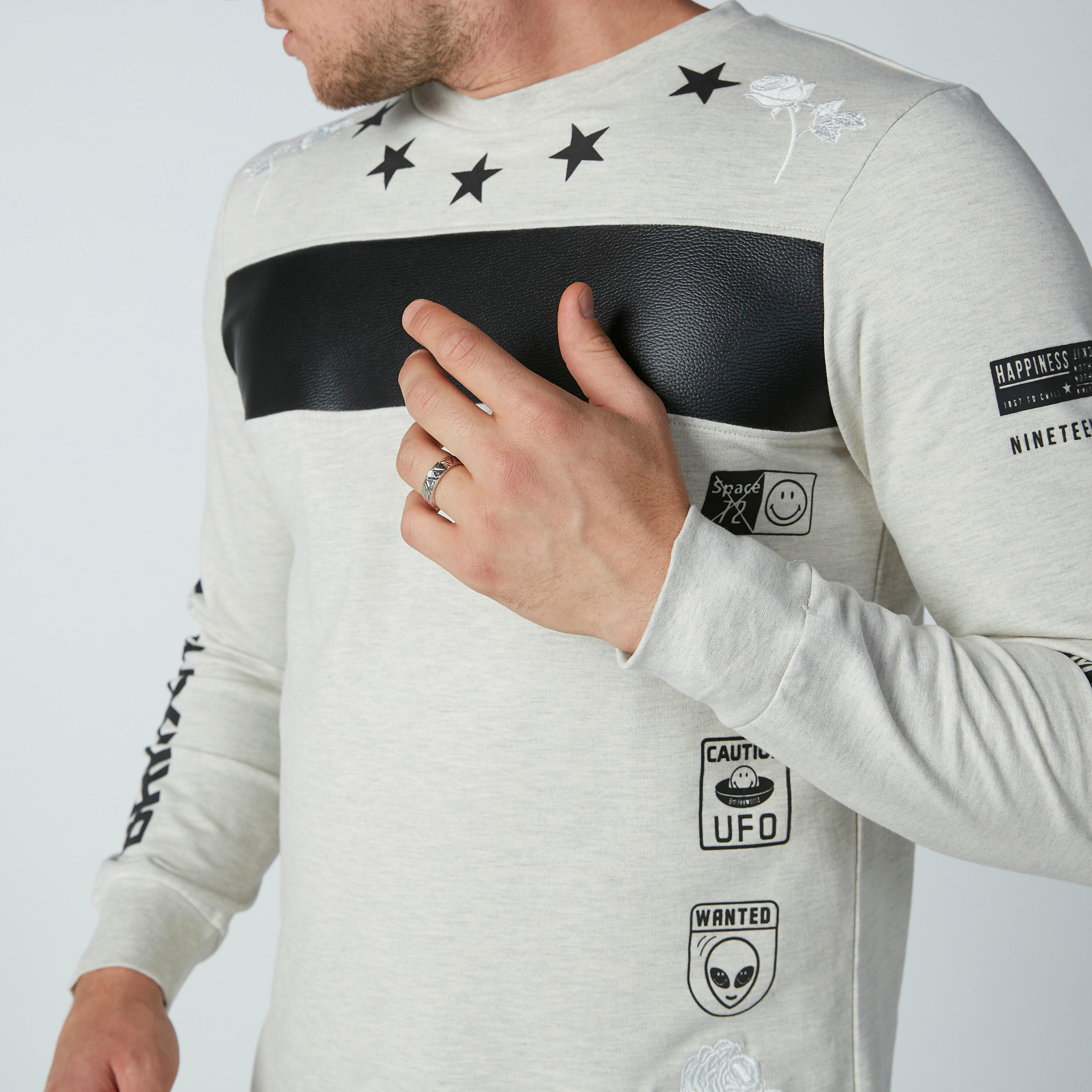سويت شيرت بياقة مستديرة وأكمام طويلة وطبعات سمايلي وورلد-men-winterwear-hoodiesandsweatshirts-image-1
