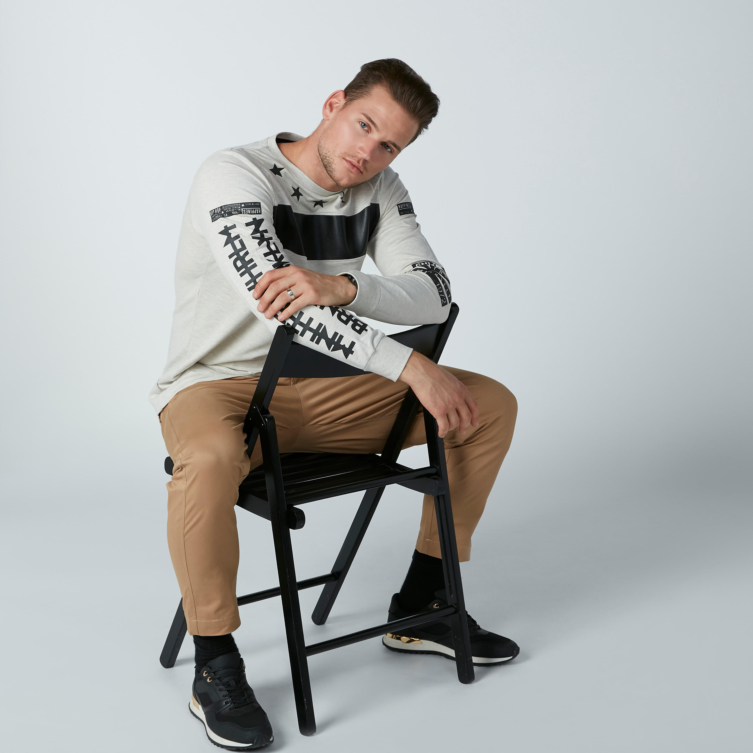 سويت شيرت بياقة مستديرة وأكمام طويلة وطبعات سمايلي وورلد-men-winterwear-hoodiesandsweatshirts-image-2