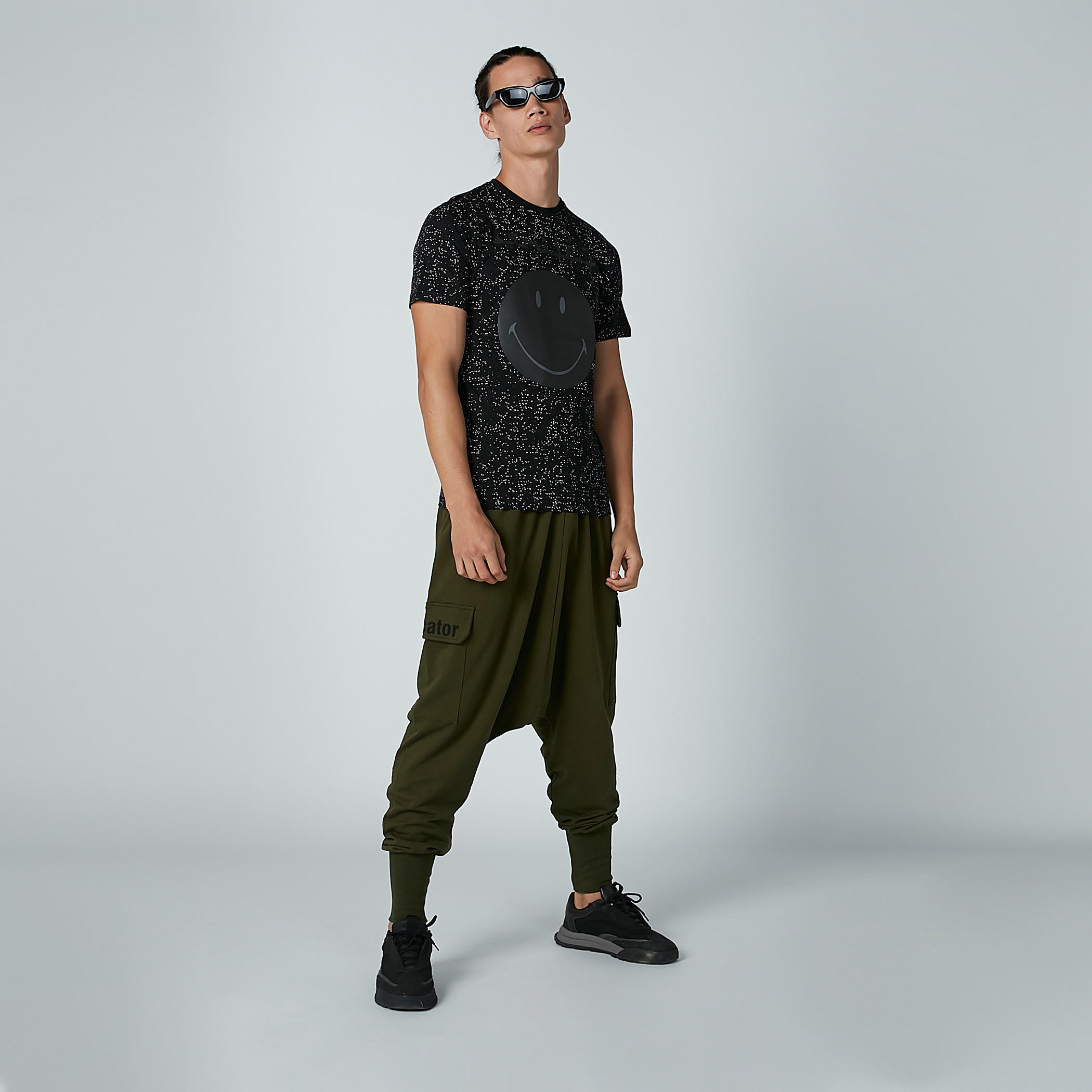 تيشيرت بأكمام قصيرة وياقة مستديرة وطبعات سمايلي وورلد-men-clothing-tshirtsandpolos-tshirts-image-2