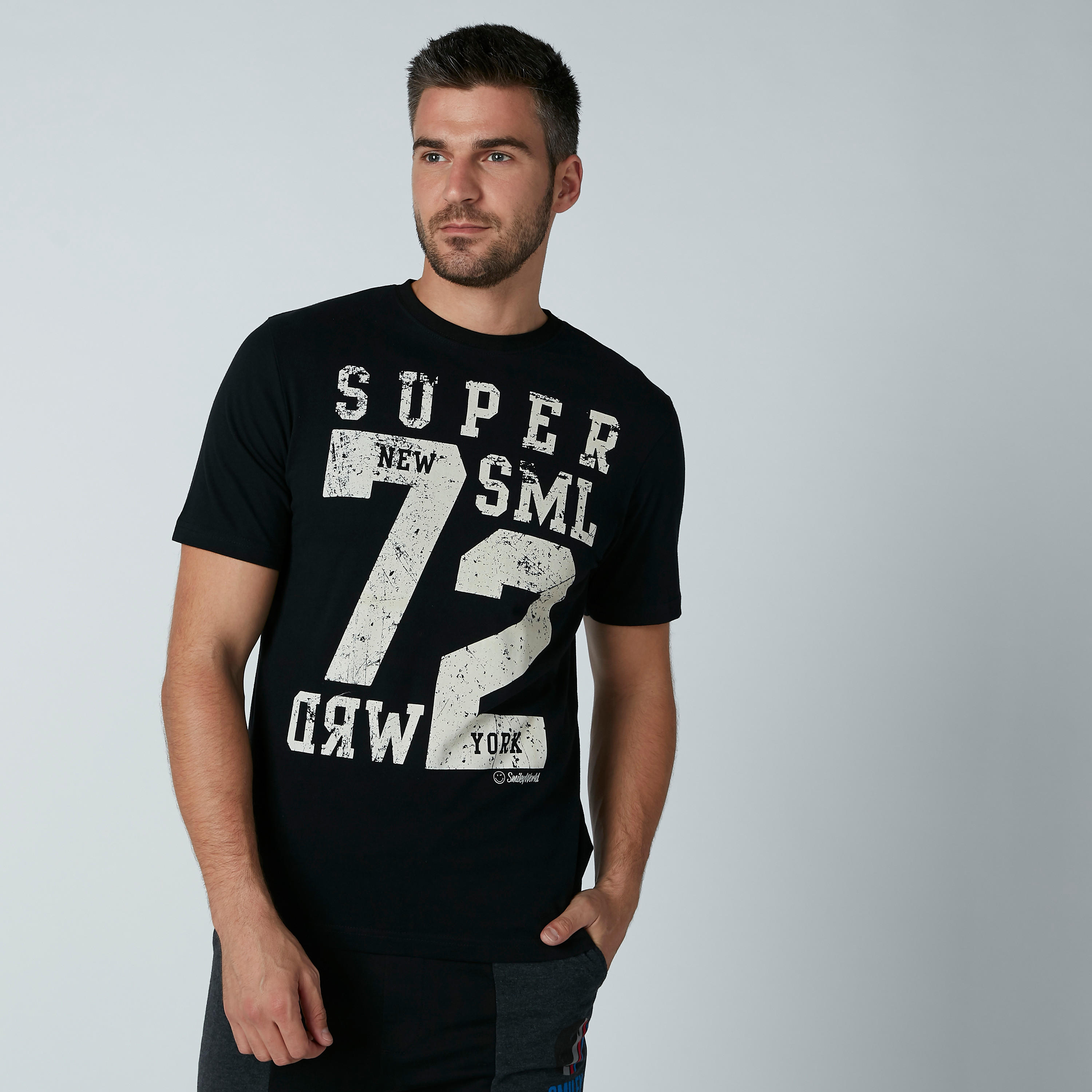 تيشيرت مستدام سليم بياقة ضيّقة وطبعات سمايلي وورلد -men-clothing-tshirtsandpolos-tshirts-image-1