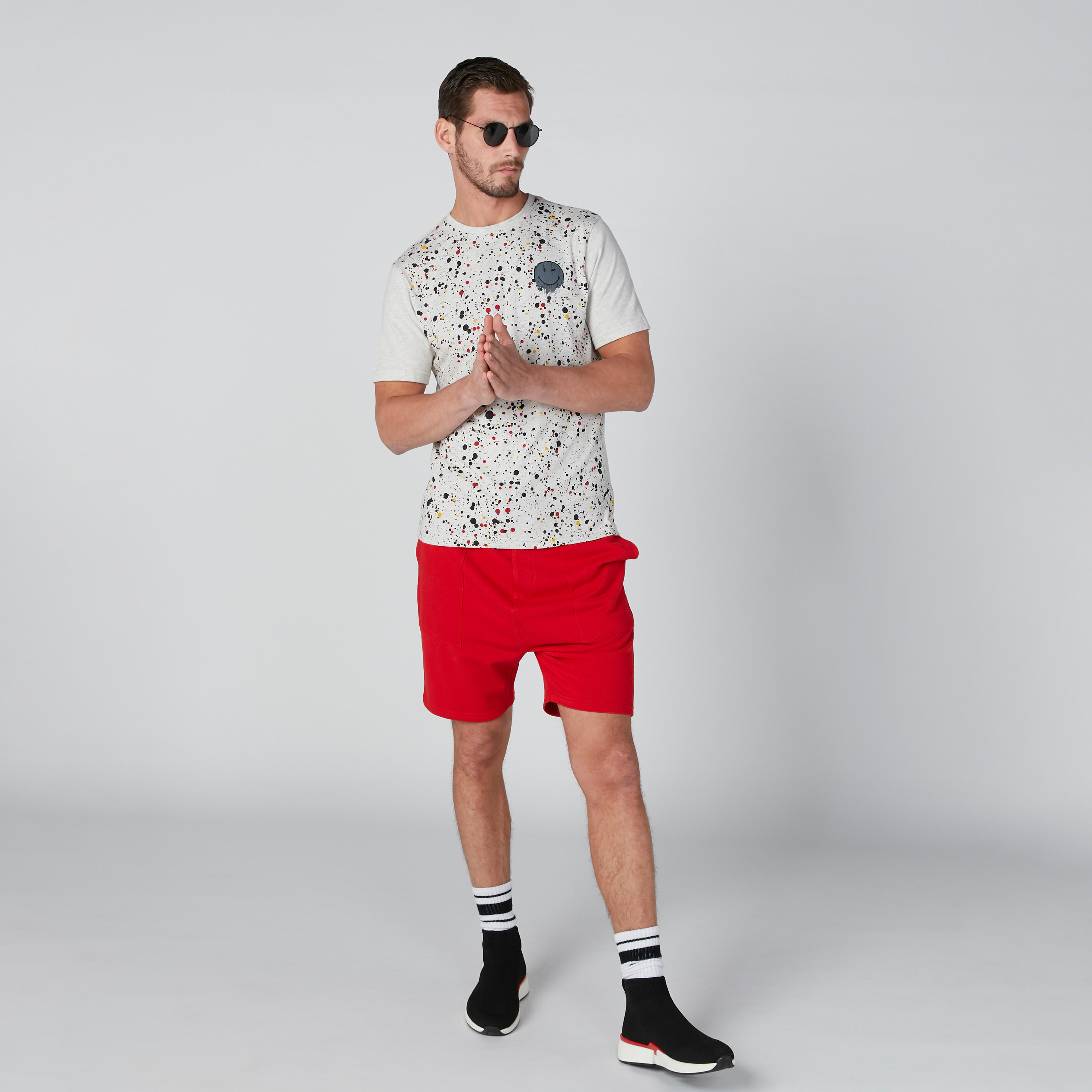 تيشيرت مستدام بياقة ضيّقة وطبعات سمايلي وورلد-men-clothing-tshirtsandpolos-tshirts-image-1