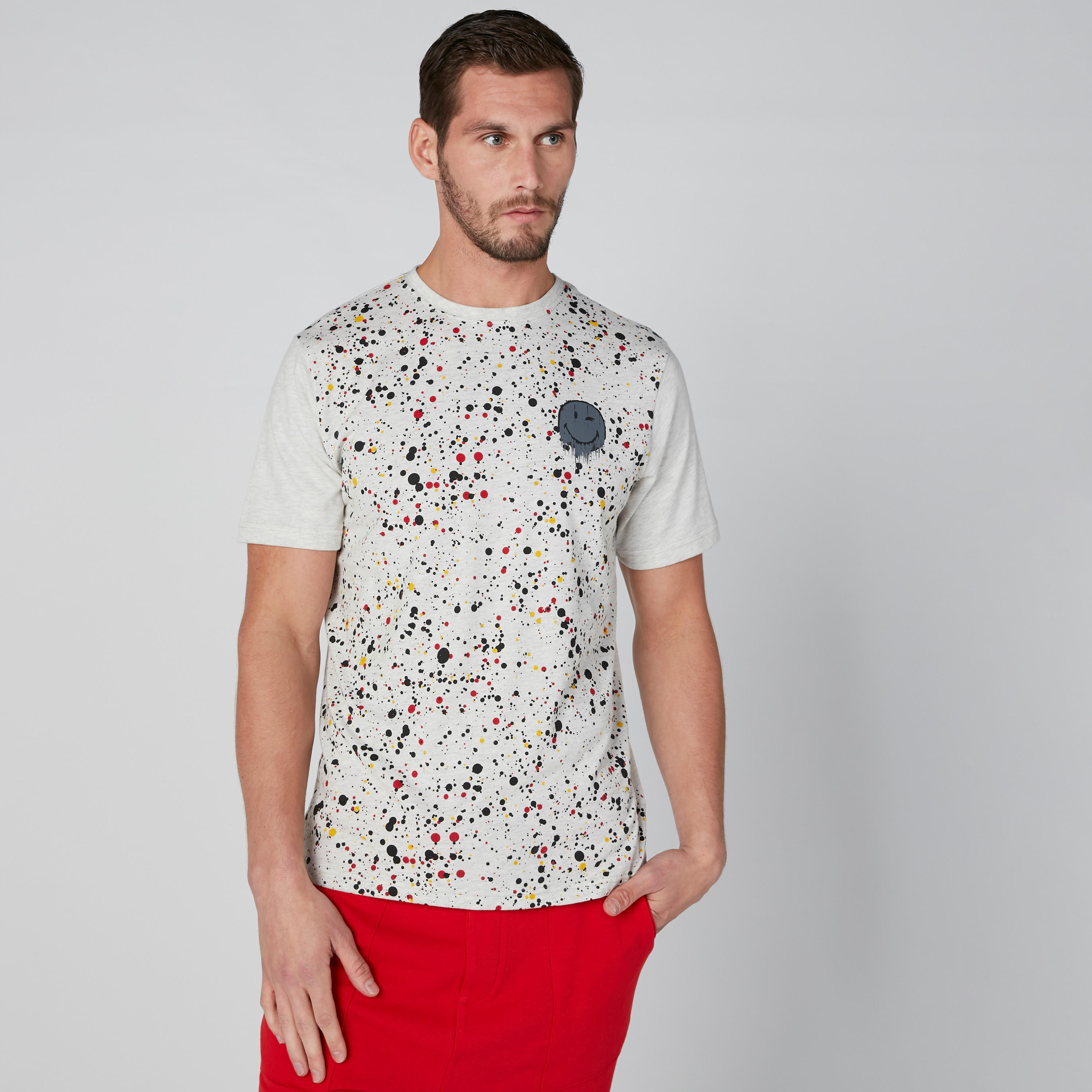 تيشيرت مستدام بياقة ضيّقة وطبعات سمايلي وورلد-men-clothing-tshirtsandpolos-tshirts-image-3