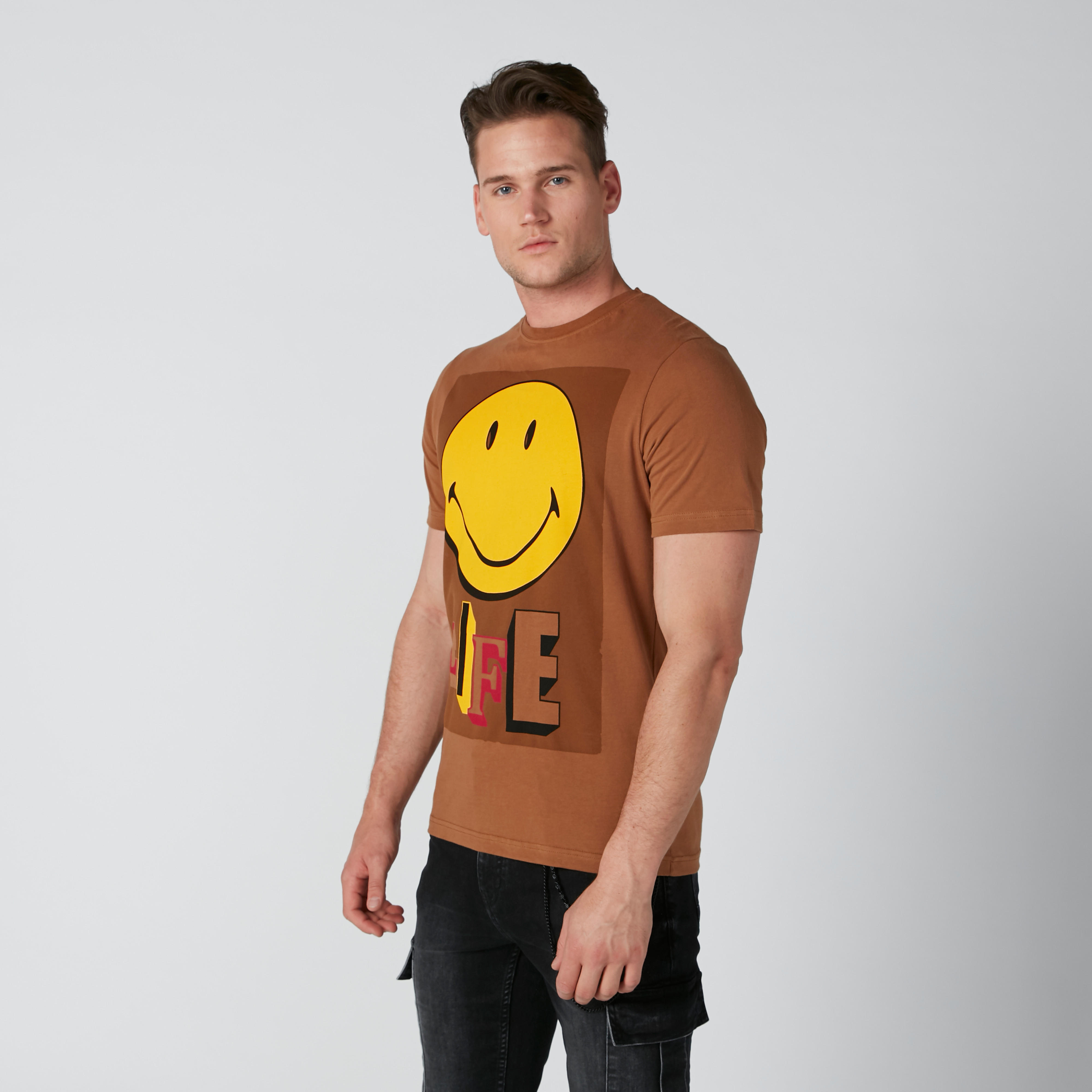 تيشيرت مستدام بياقة ضيّقة وطبعات سمايلي وورلد-men-clothing-tshirtsandpolos-tshirts-image-1
