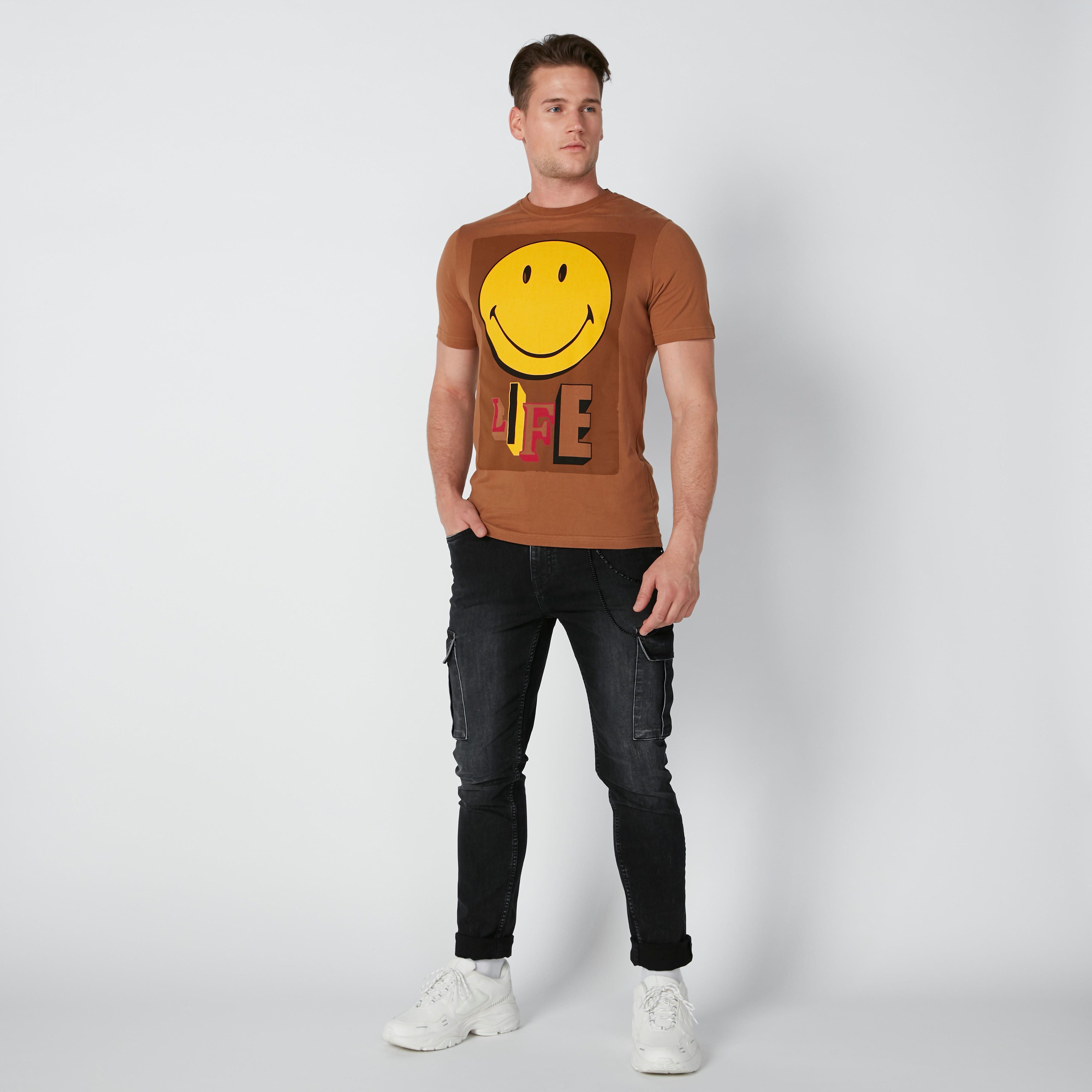 تيشيرت مستدام بياقة ضيّقة وطبعات سمايلي وورلد-men-clothing-tshirtsandpolos-tshirts-image-2