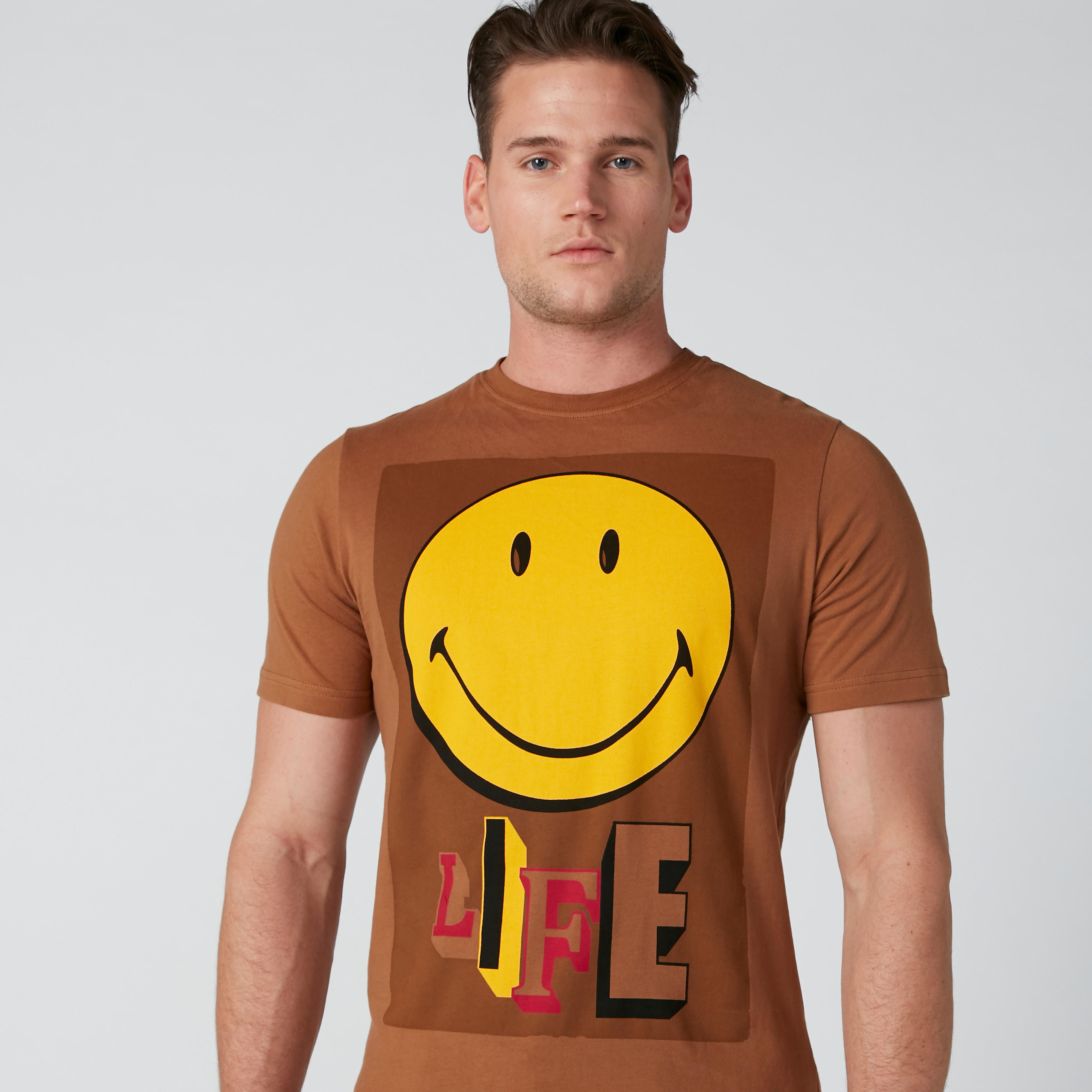 تيشيرت مستدام بياقة ضيّقة وطبعات سمايلي وورلد-men-clothing-tshirtsandpolos-tshirts-image-4