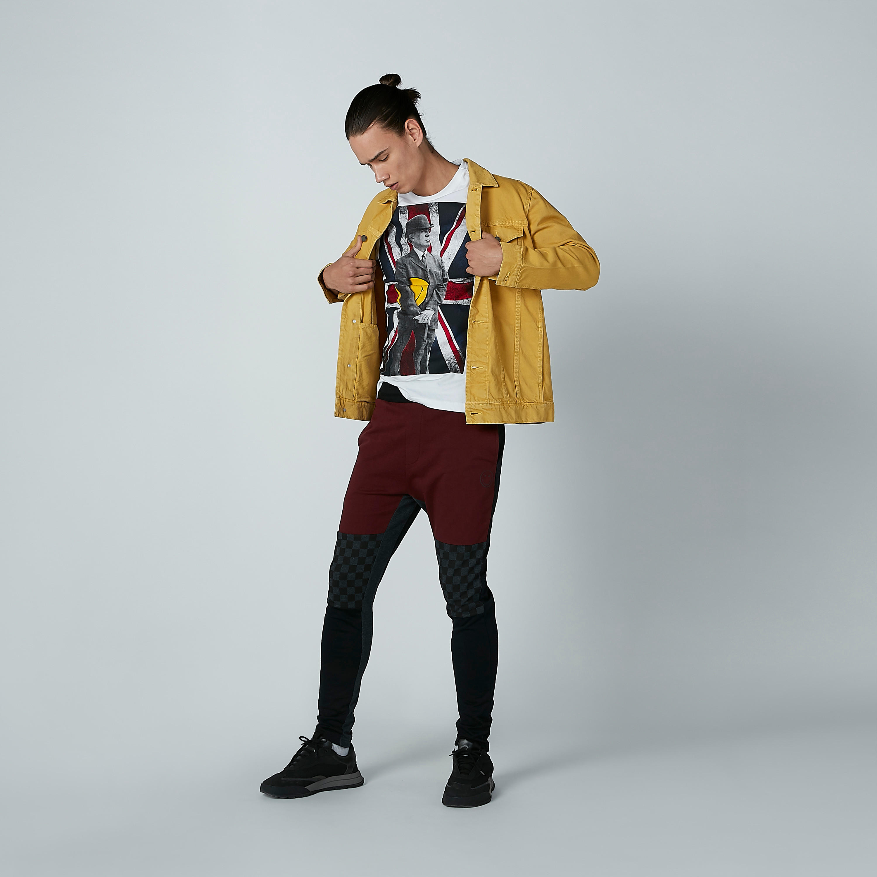 بنطال طويل بقصّة سليم وخصر متوسط الارتفاع وجيوب من سمايلي وورلد-men-clothing-bottoms-joggers-image-1