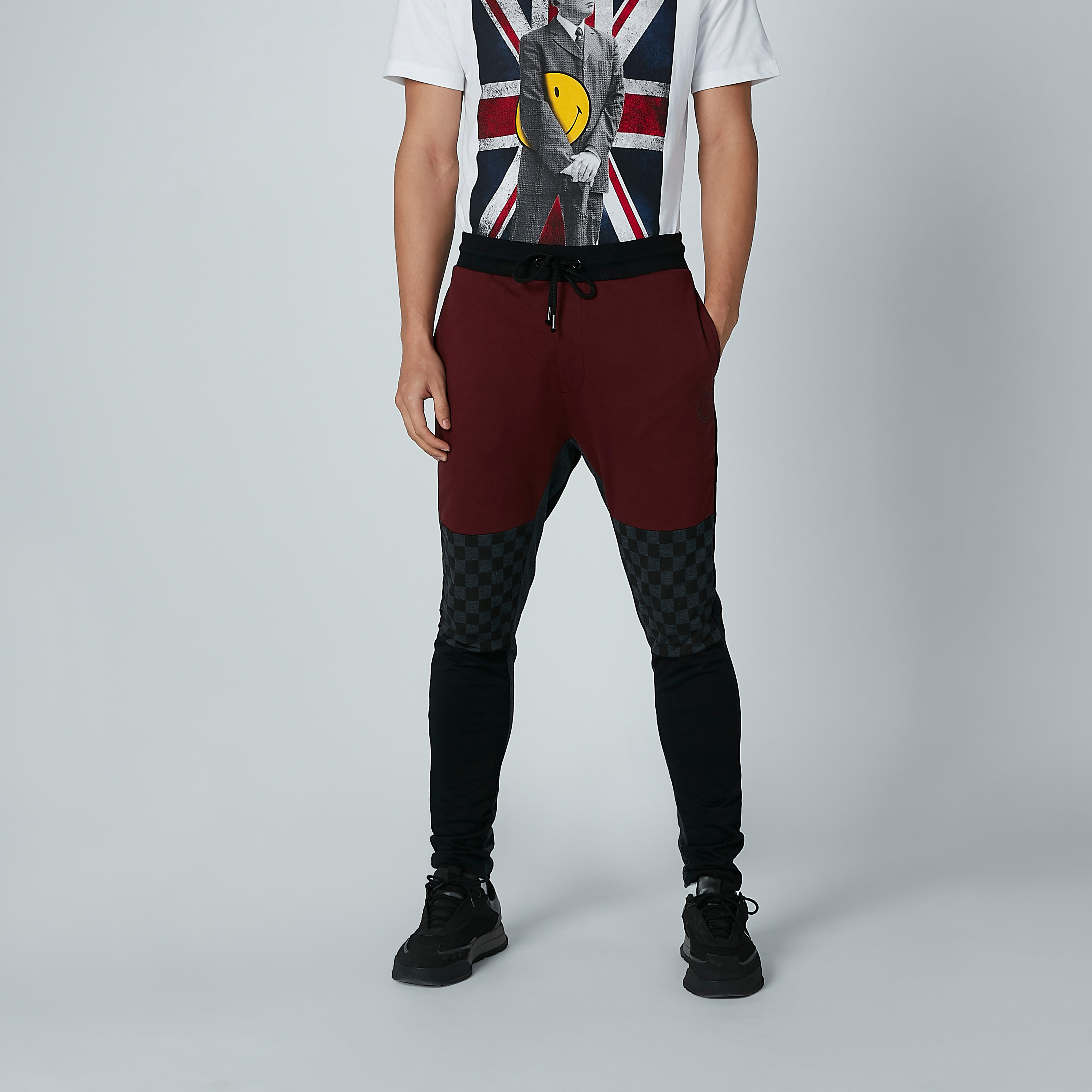 بنطال طويل بقصّة سليم وخصر متوسط الارتفاع وجيوب من سمايلي وورلد-men-clothing-bottoms-joggers-image-2