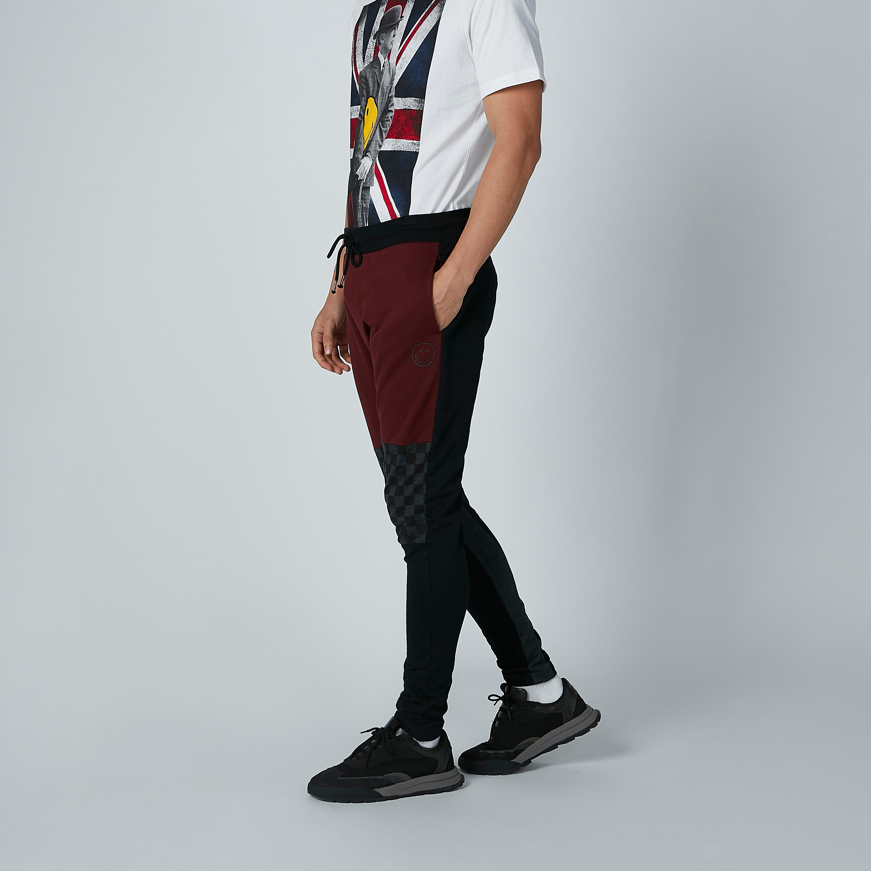 بنطال طويل بقصّة سليم وخصر متوسط الارتفاع وجيوب من سمايلي وورلد-men-clothing-bottoms-joggers-image-3