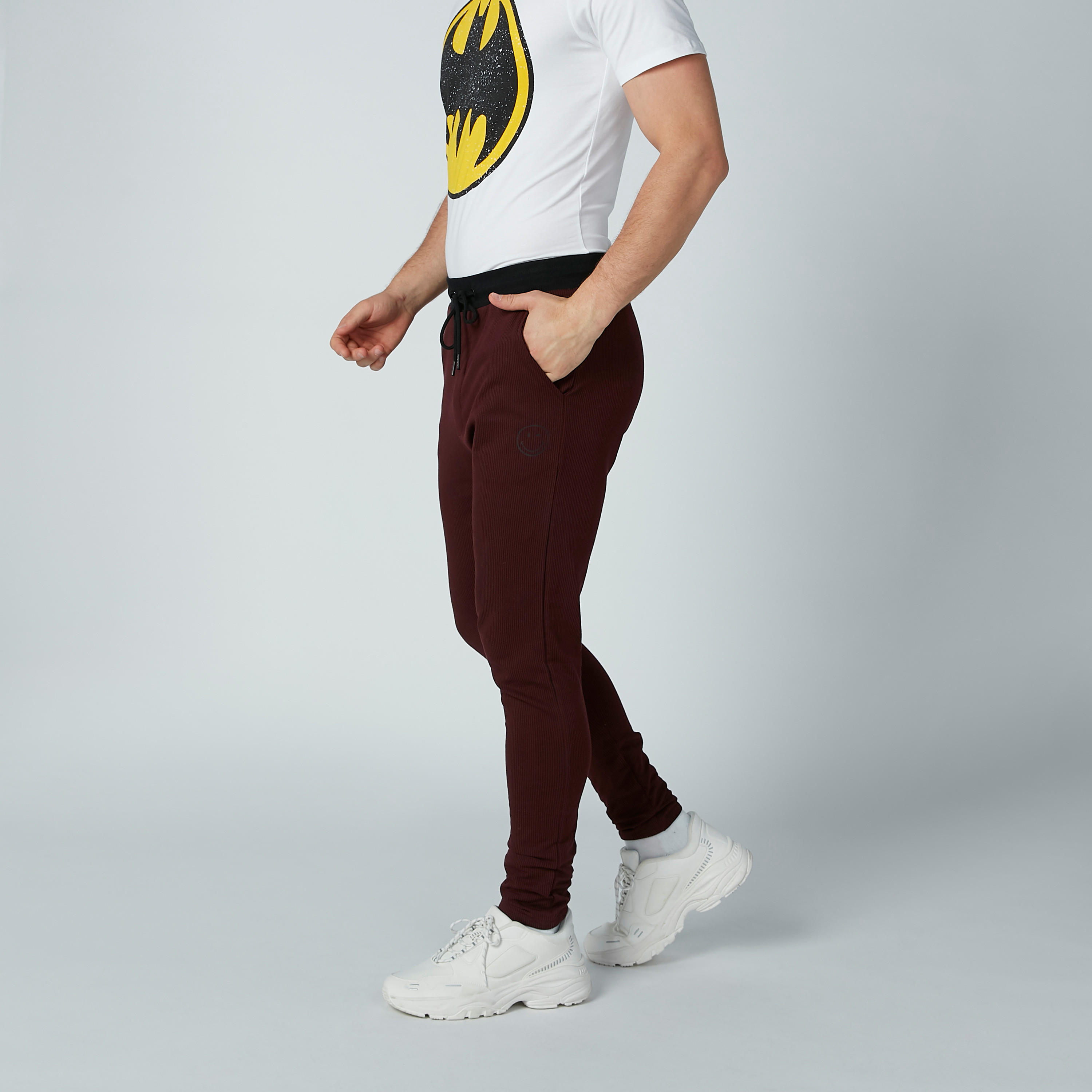 بنطلون سليم سادة مستدام بجيوب من سمايلي وورلد -men-clothing-bottoms-joggers-image-5