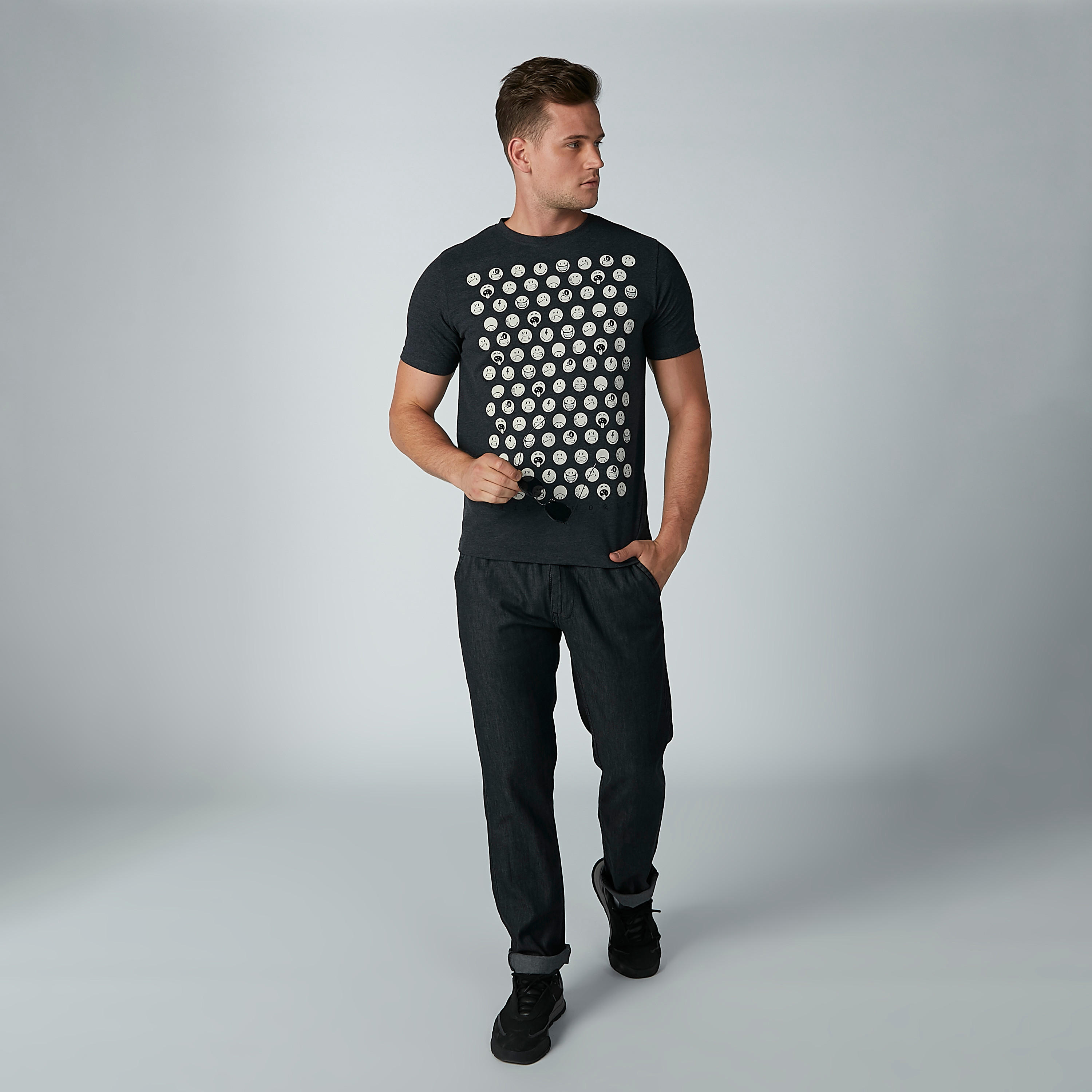 تيشيرت بياقة مستديرة وأكمام قصيرة وطبعات سمايلي وورلد-men-clothing-tshirtsandpolos-tshirts-image-2