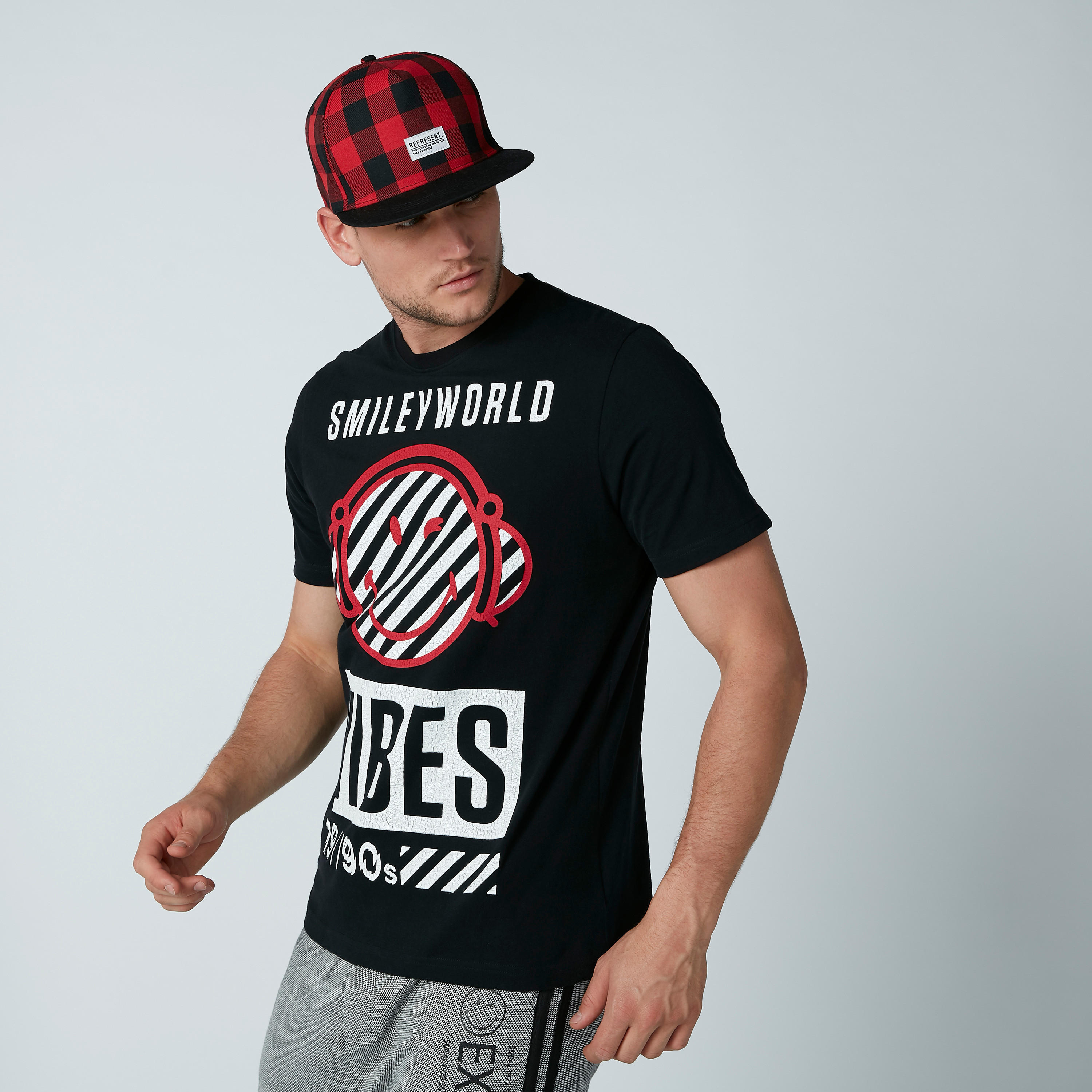 تيشيرت بياقة مستديرة وأكمام قصيرة وطبعات سمايلي وورلد-men-clothing-tshirtsandpolos-tshirts-image-1