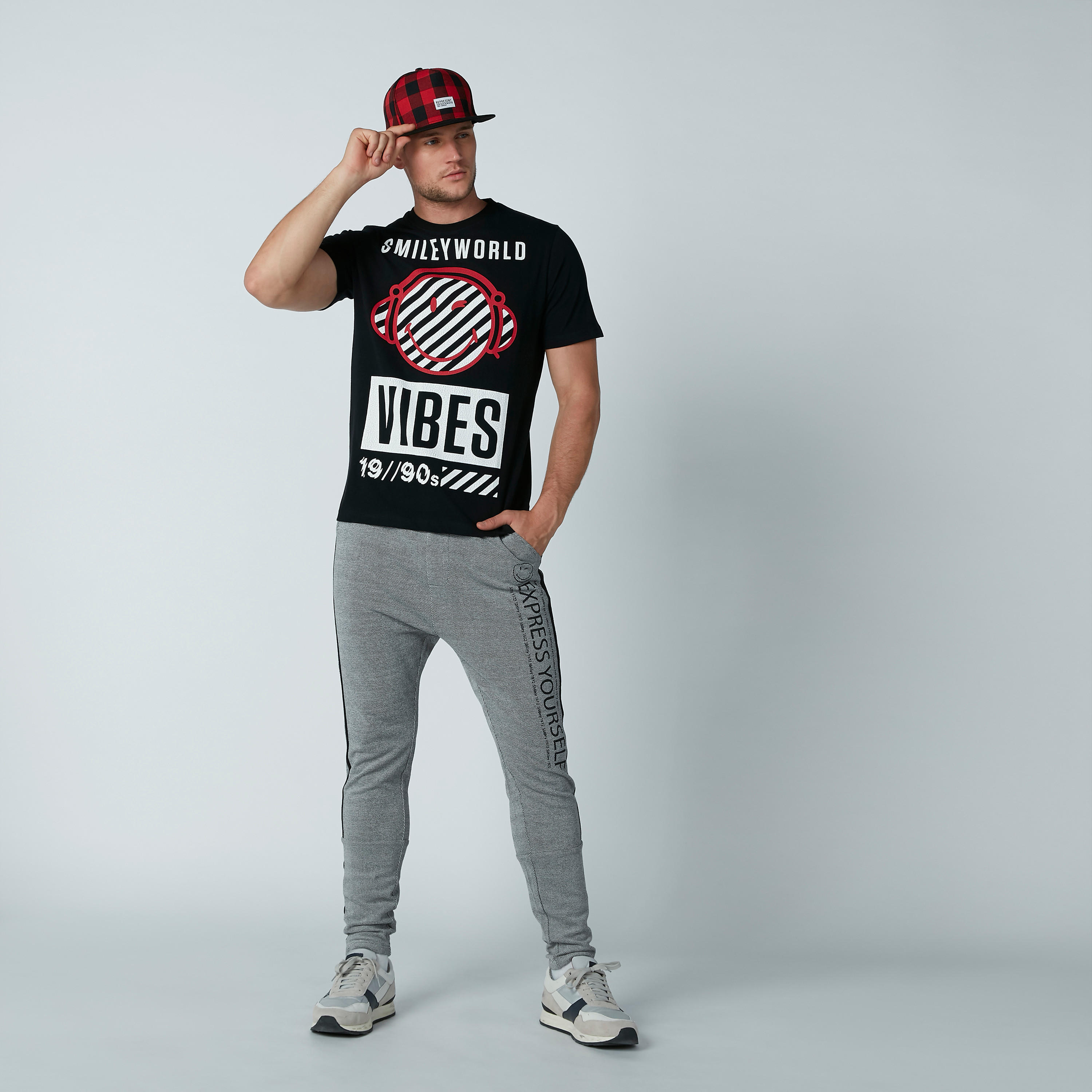 تيشيرت بياقة مستديرة وأكمام قصيرة وطبعات سمايلي وورلد-men-clothing-tshirtsandpolos-tshirts-image-2