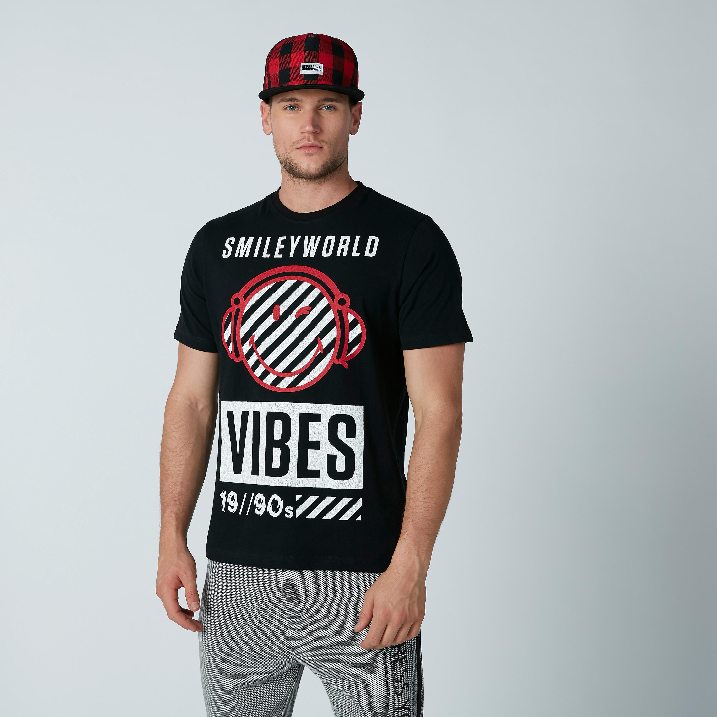 تيشيرت بياقة مستديرة وأكمام قصيرة وطبعات سمايلي وورلد-men-clothing-tshirtsandpolos-tshirts-image-3