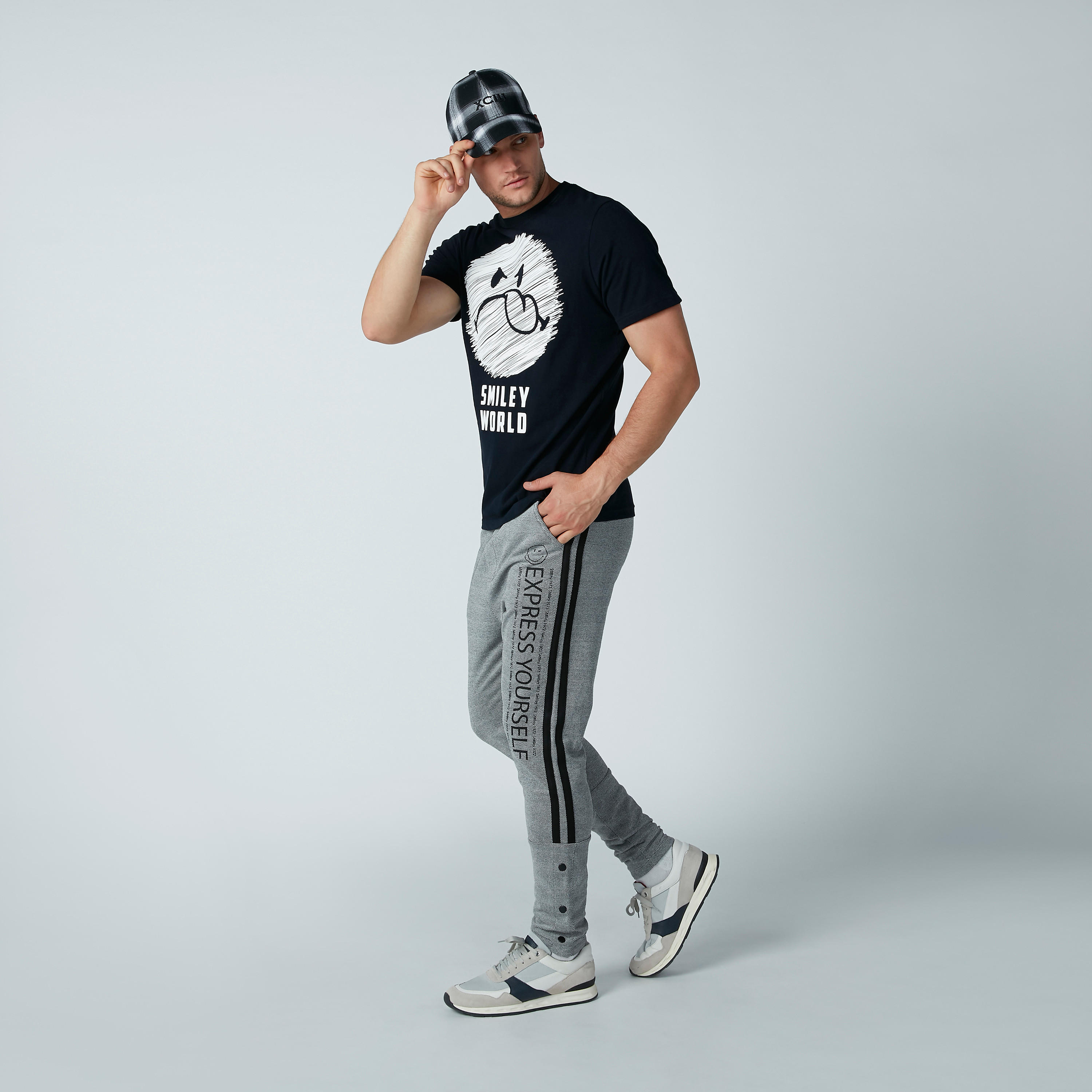 تيشيرت بياقة مستديرة وطبعات سمايلي وورلد-men-clothing-tshirtsandpolos-tshirts-image-1