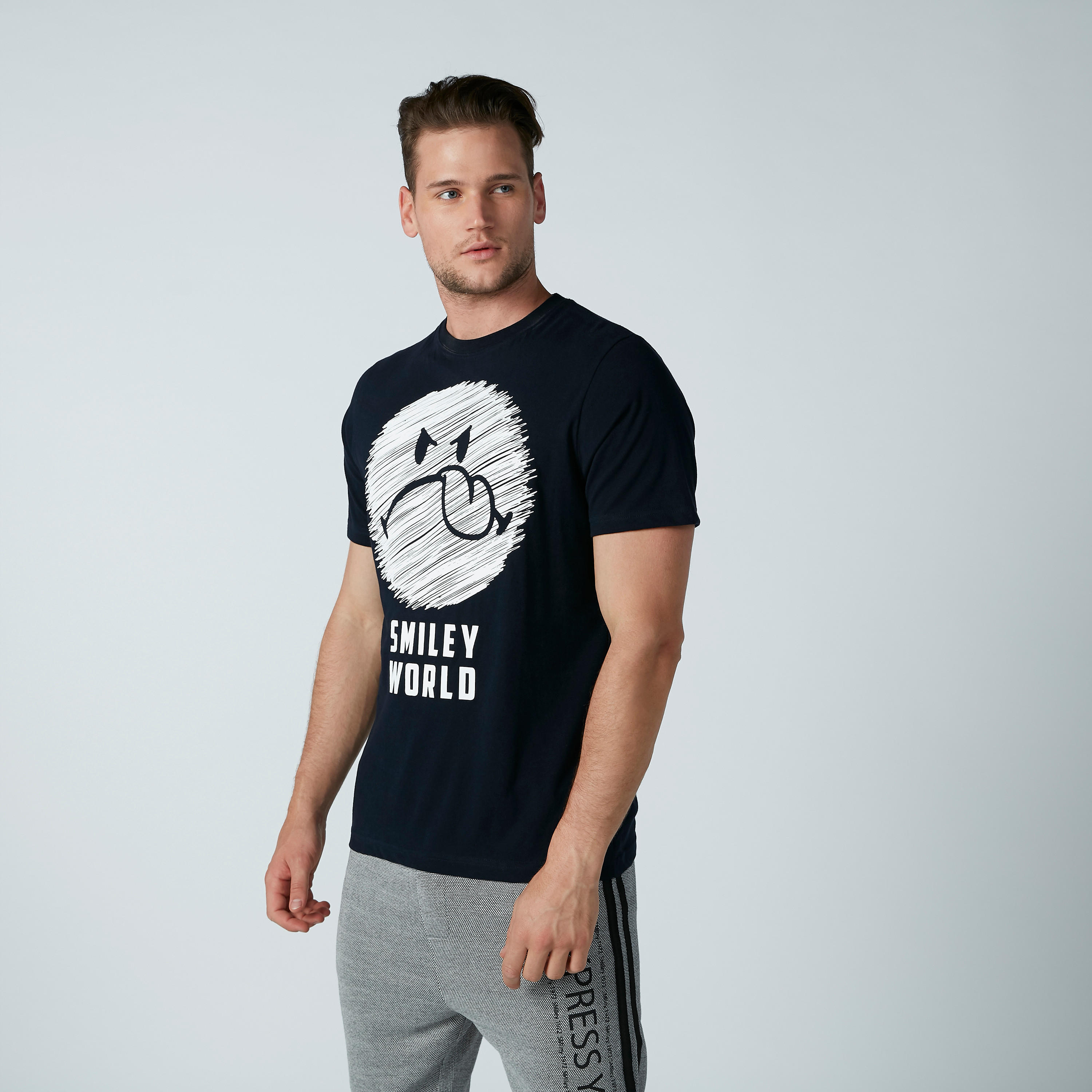 تيشيرت بياقة مستديرة وطبعات سمايلي وورلد-men-clothing-tshirtsandpolos-tshirts-image-2